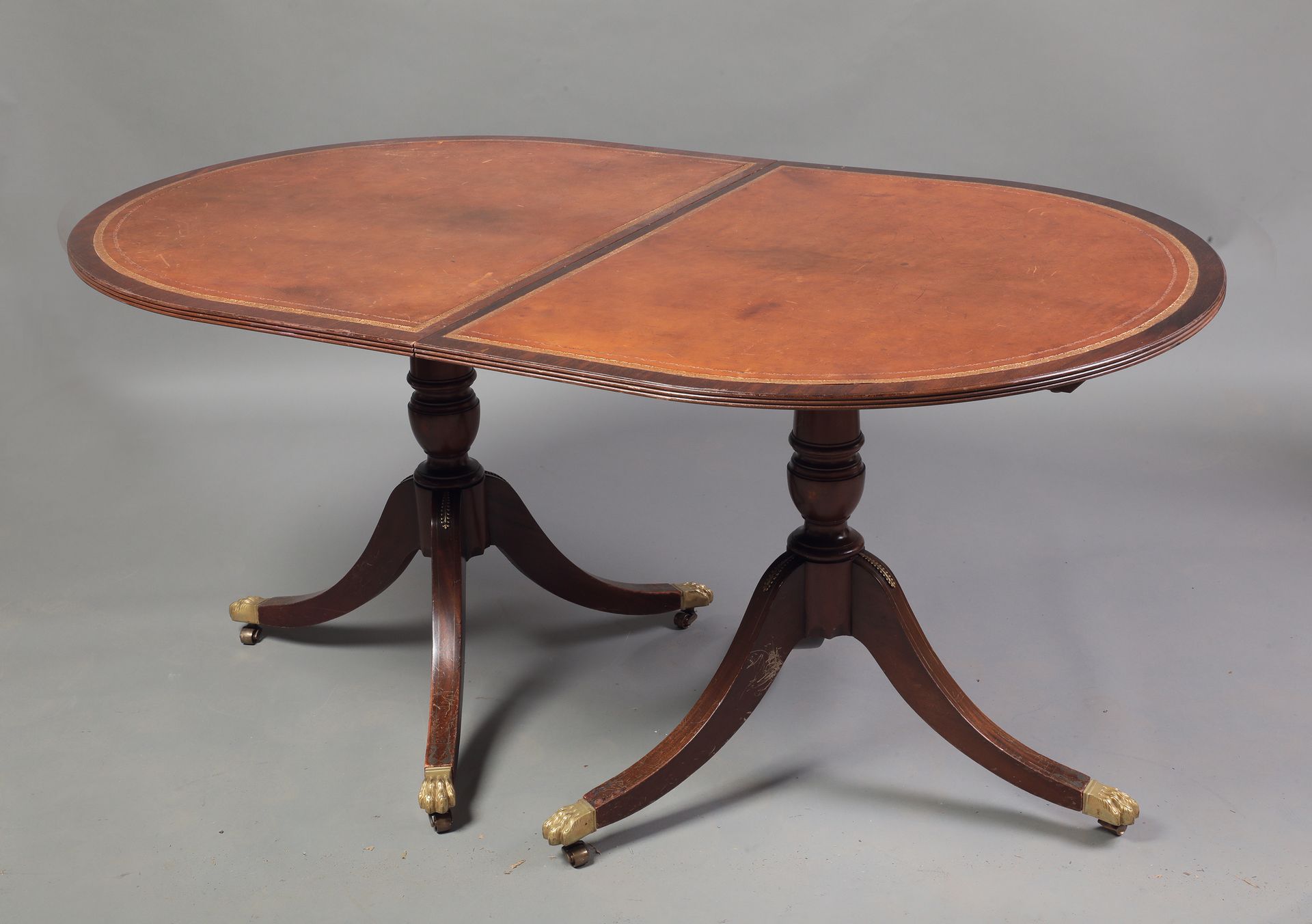 Null 椭圆形的桃花心木桌子，在三脚架底座上有两个栏杆，"爪子 "腿。棕色皮革顶部。顶部是可以旋转的。

英国 19世纪

75,5 x 158 x 97 厘&hellip;