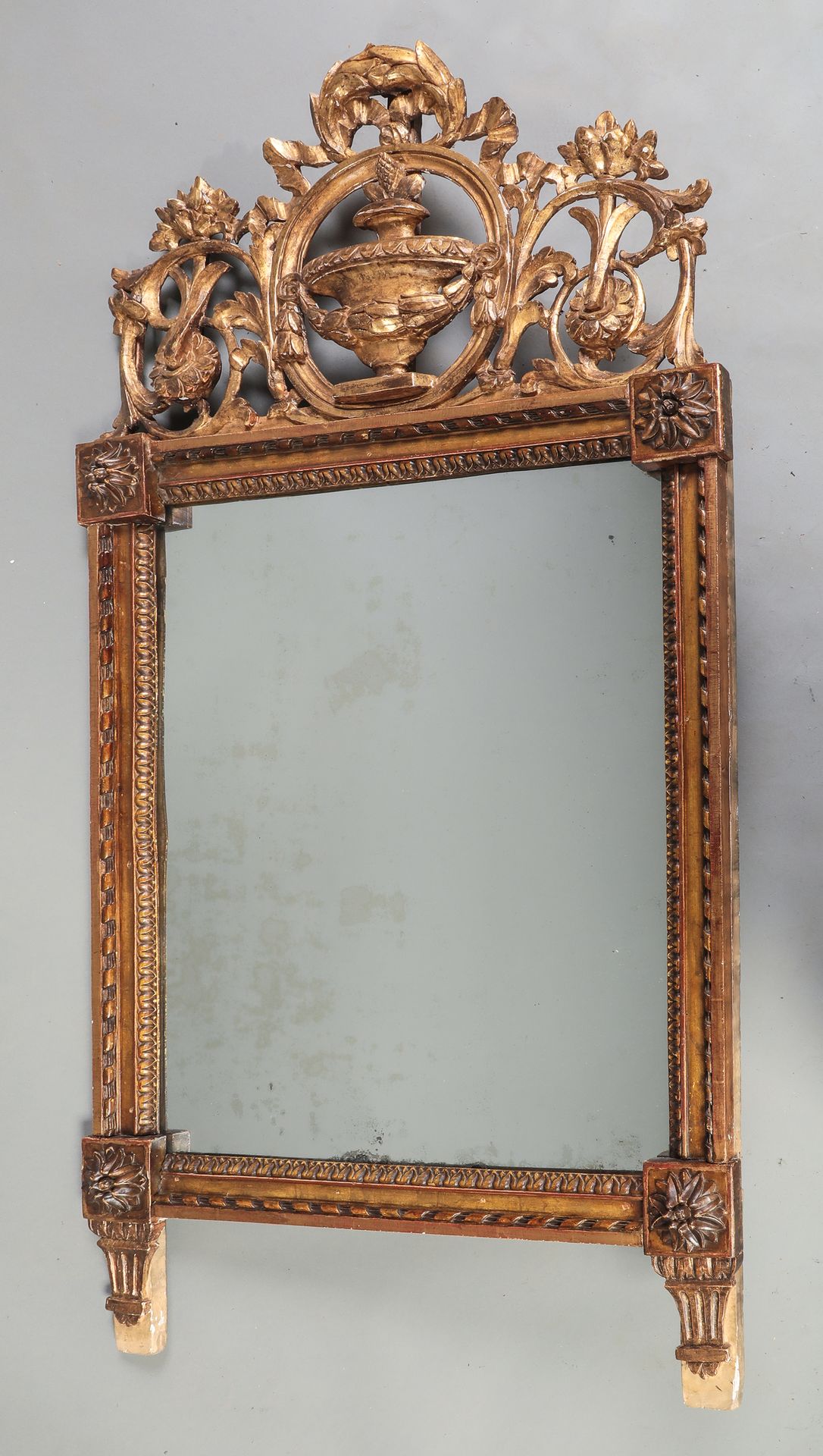 Null 雕刻和模制的木制框架镜子

 镂空的花瓶底座

路易十六时期

(重新镀金)

145 x 72 cm