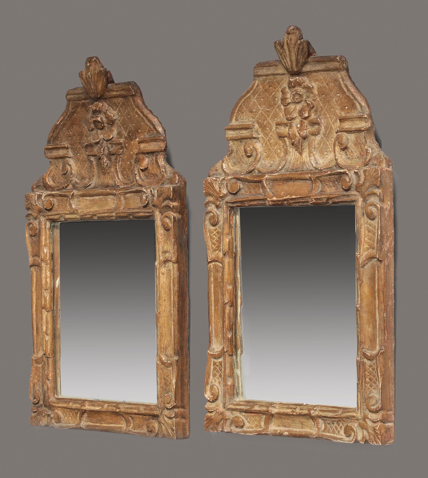 Null PAIRE DE PETITS MIROIRS en bois naturel sculpté à décor de 

coquilles, de &hellip;