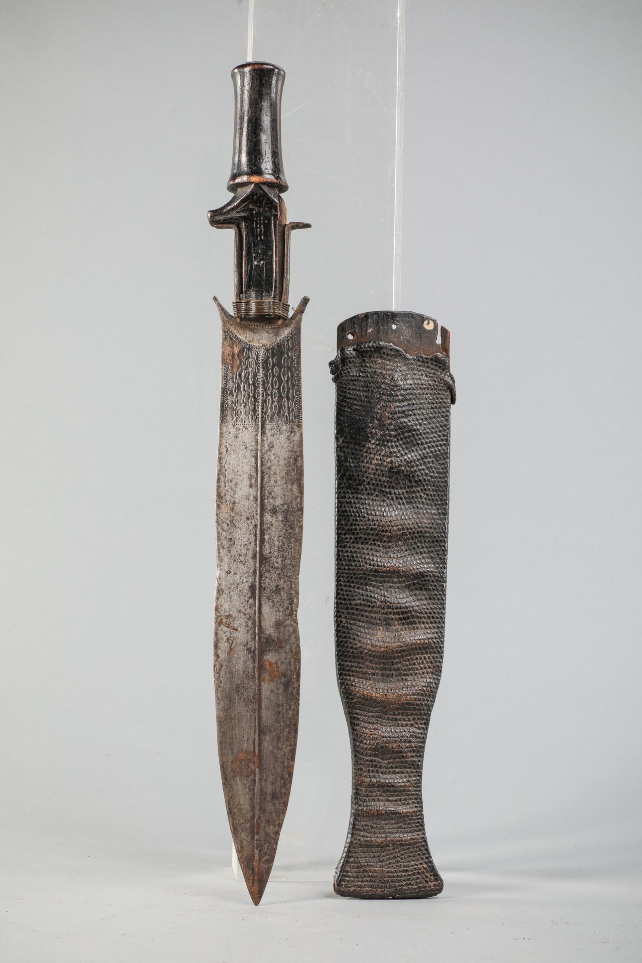 Null 萨兰帕苏剑和剑鞘，刚果。锻铁、木头、爬行动物皮革，非常漂亮的古老铜锈。长54厘米。