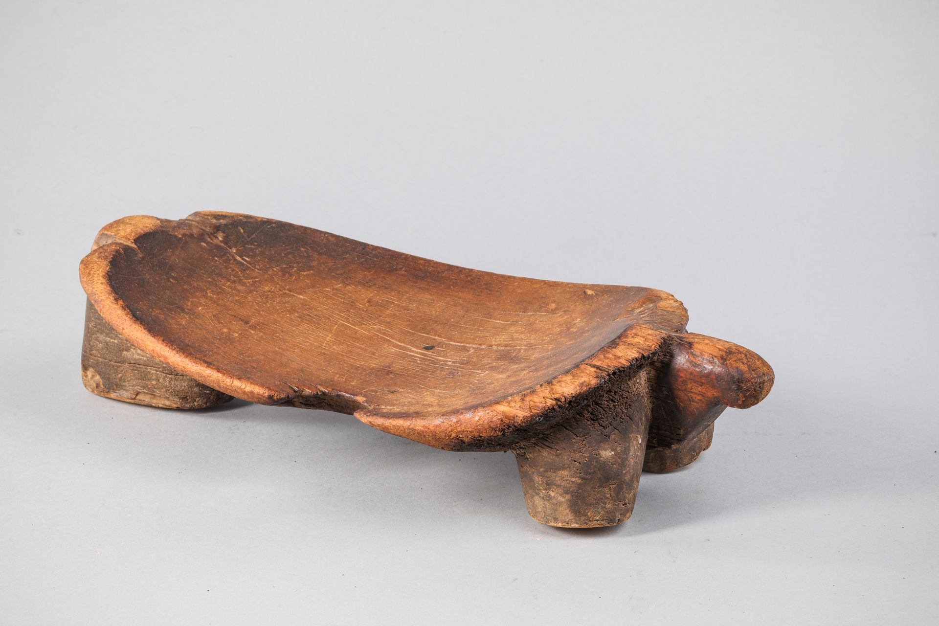 Null Small Lobi seat, Burkina Faso, in the shape of a tortoise. Hard wood with l&hellip;