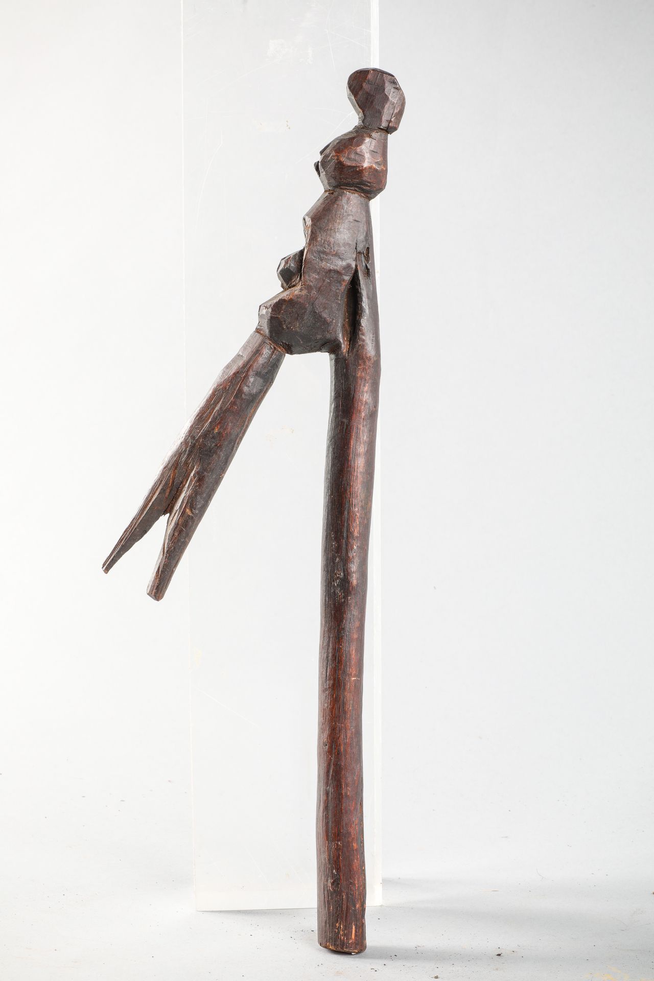 Null Gurunsi recade，布基纳法索，用于占卜。在顶部，一个以立体主义方式雕刻的人物，与腿部对应的部分采用了鸟嘴的形式。硬木，黑褐色铜锈。长45.&hellip;