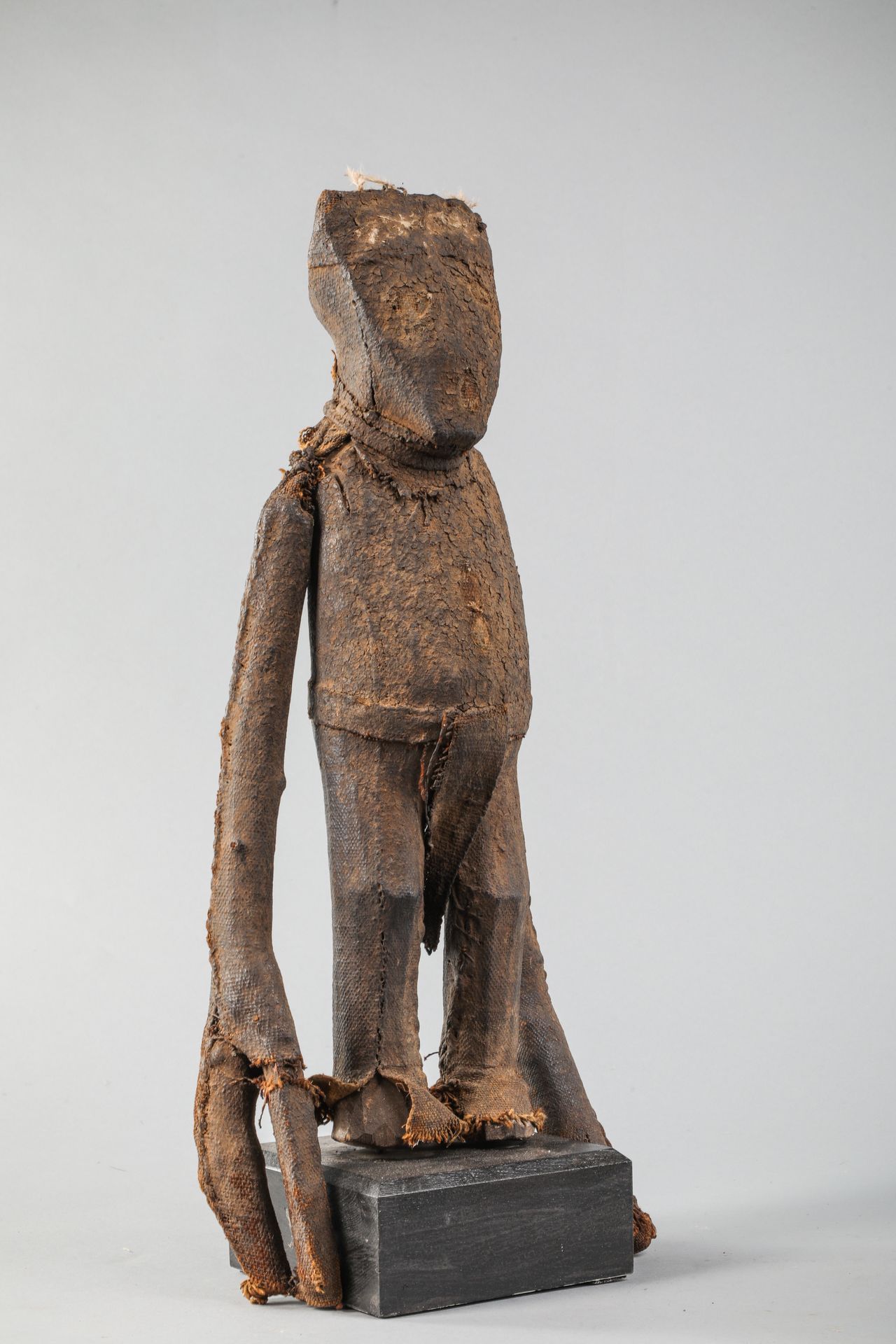 Null Figur "Kafiguélédio" der Senufo, Elfenbeinküste. Holz, mit dickem Stoff bed&hellip;