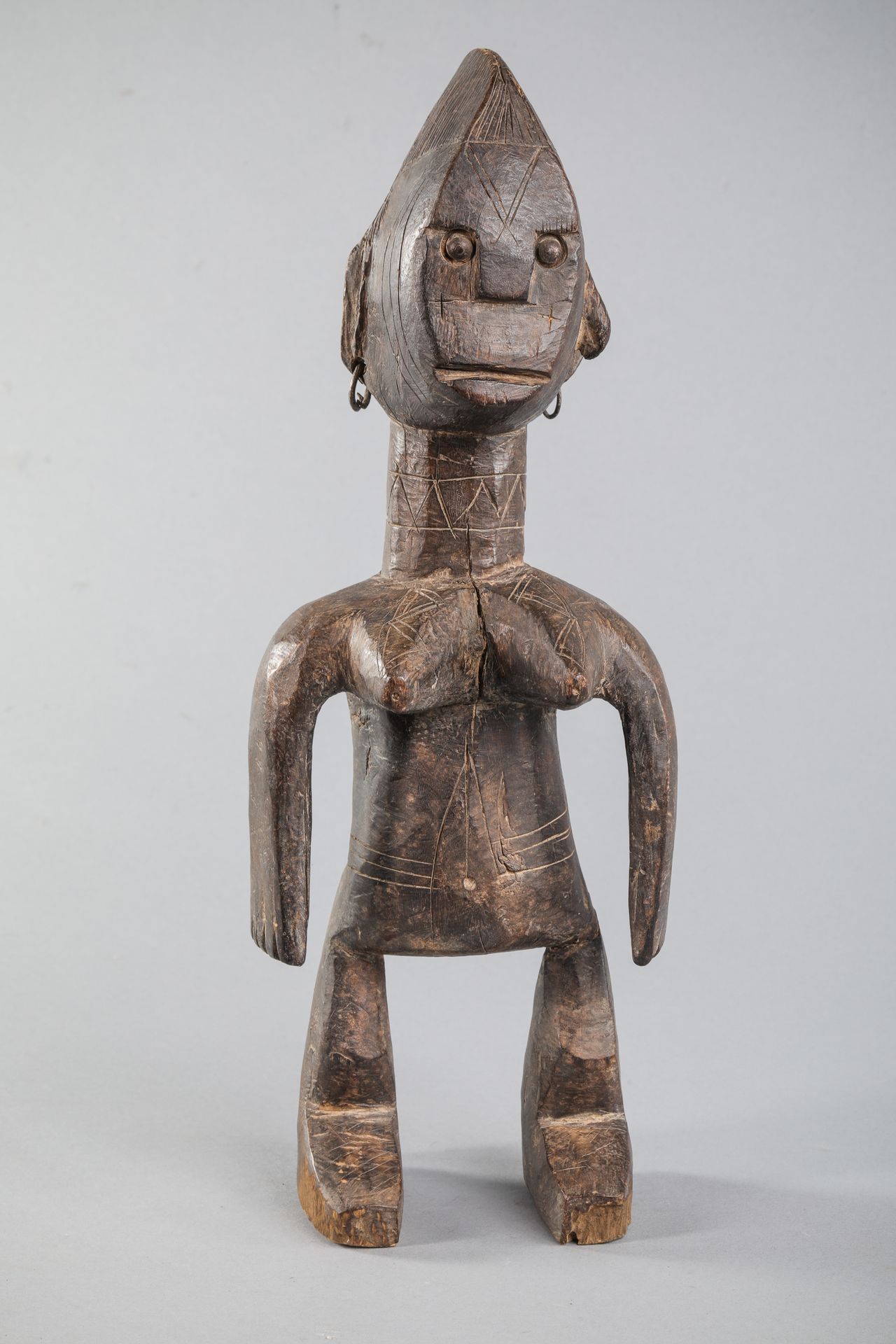 Null 布基纳法索莫西族女性雕像，形象鲜明。硬木，有棕色铜锈。高48厘米。