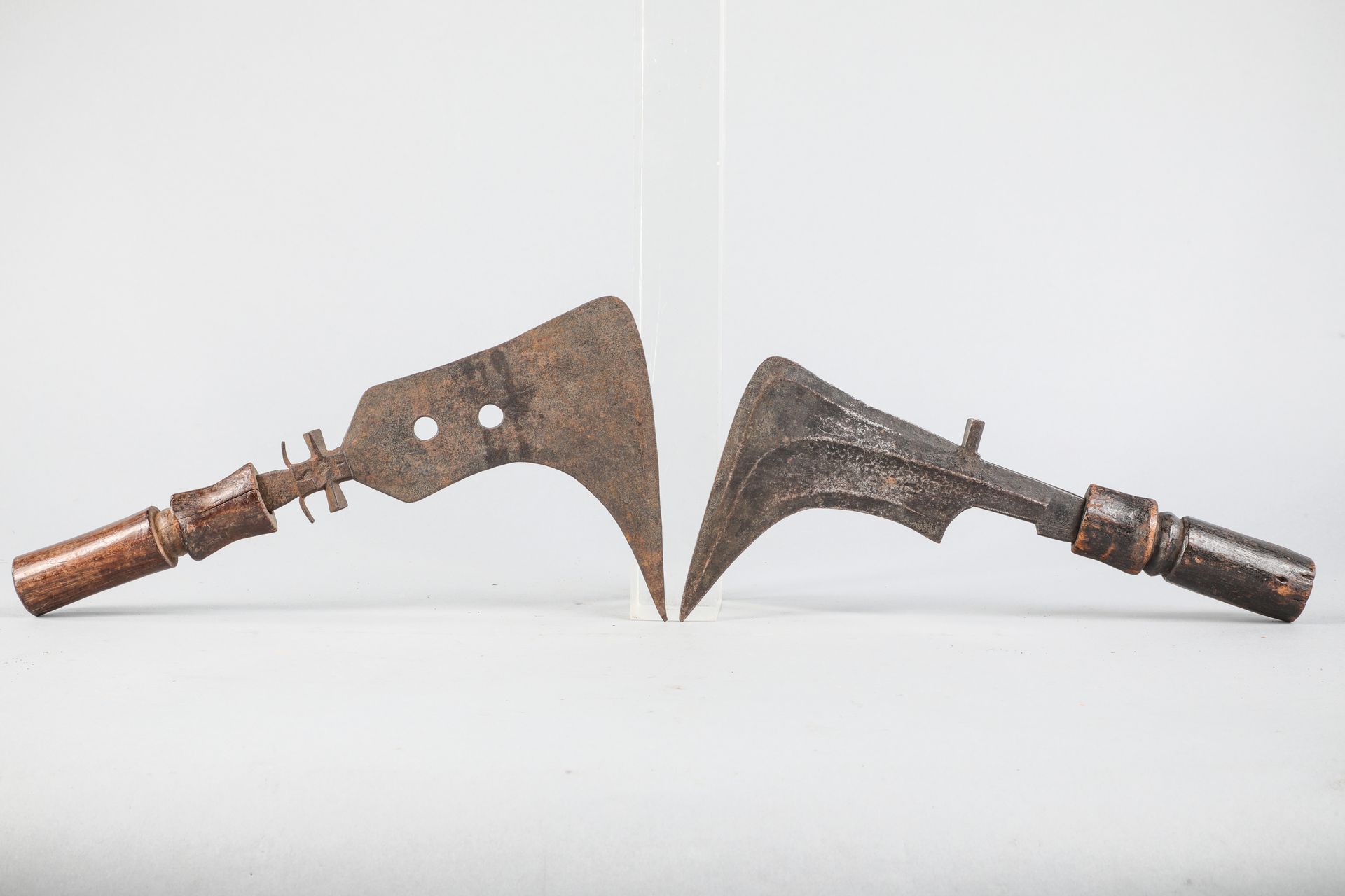 Null Set aus zwei Sichelmessern, Kongo. Holz, geschmiedetes Eisen. L 35,5cm und &hellip;