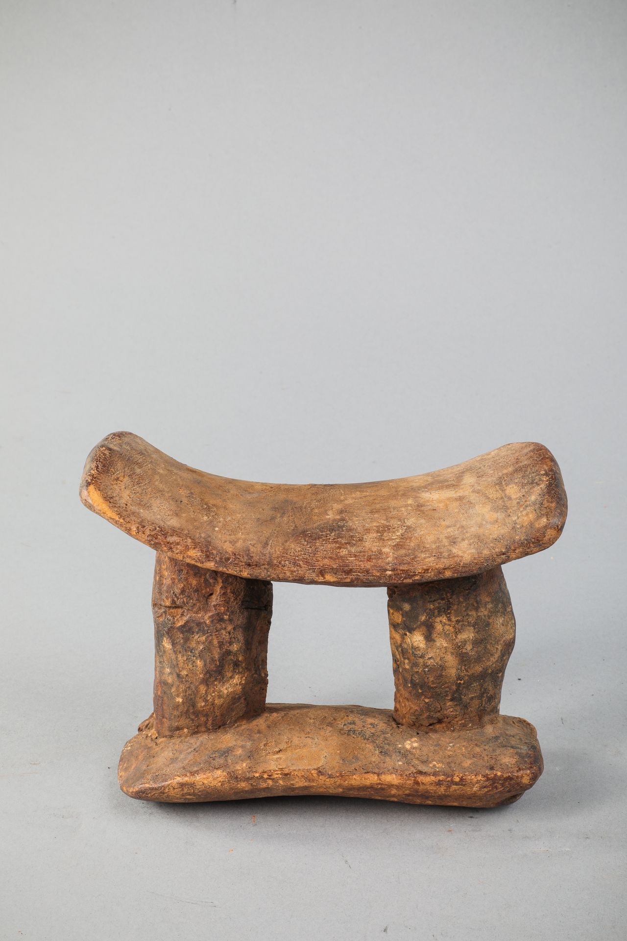 Null Dogon neckrest, Mali. Wood, old brown patina. L 20cm, H 15cm.