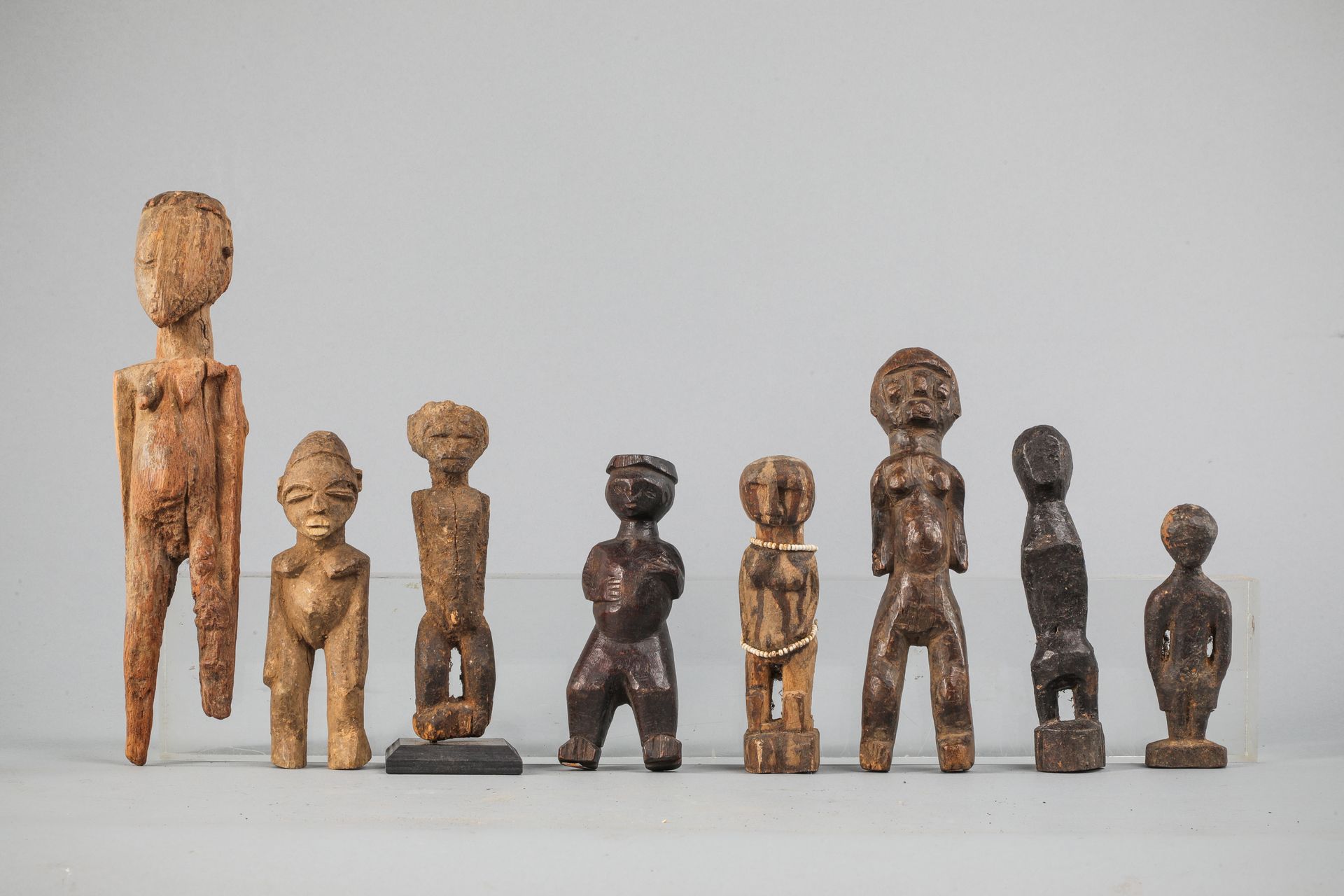 Null 一套8个Baule和Lobi小雕像，象牙海岸和布基纳法索。带有棕色铜锈的木材。高14厘米至31厘米。