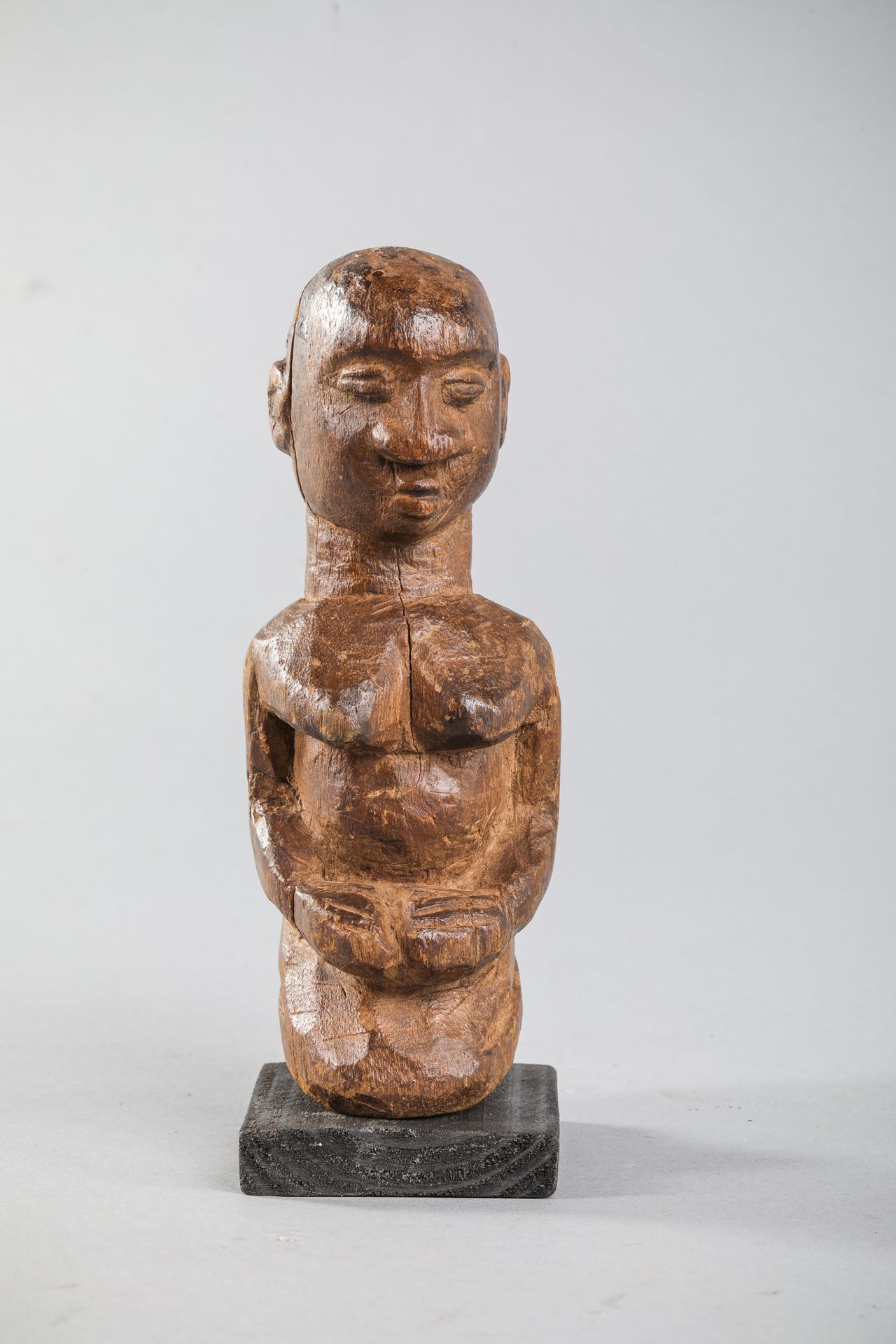 Null Kleine kniende Figur der Lobi, Burkina Faso. Holz mit brauner Patina. H 19c&hellip;