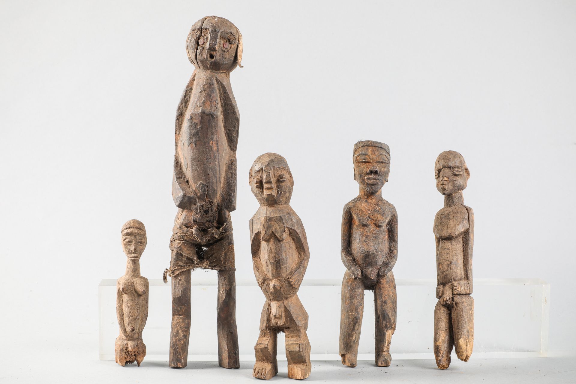 Null 一套5件Baule和Lobi小雕像，象牙海岸和布基纳法索。木材因使用而有棕色的铜锈。高19厘米至45厘米。