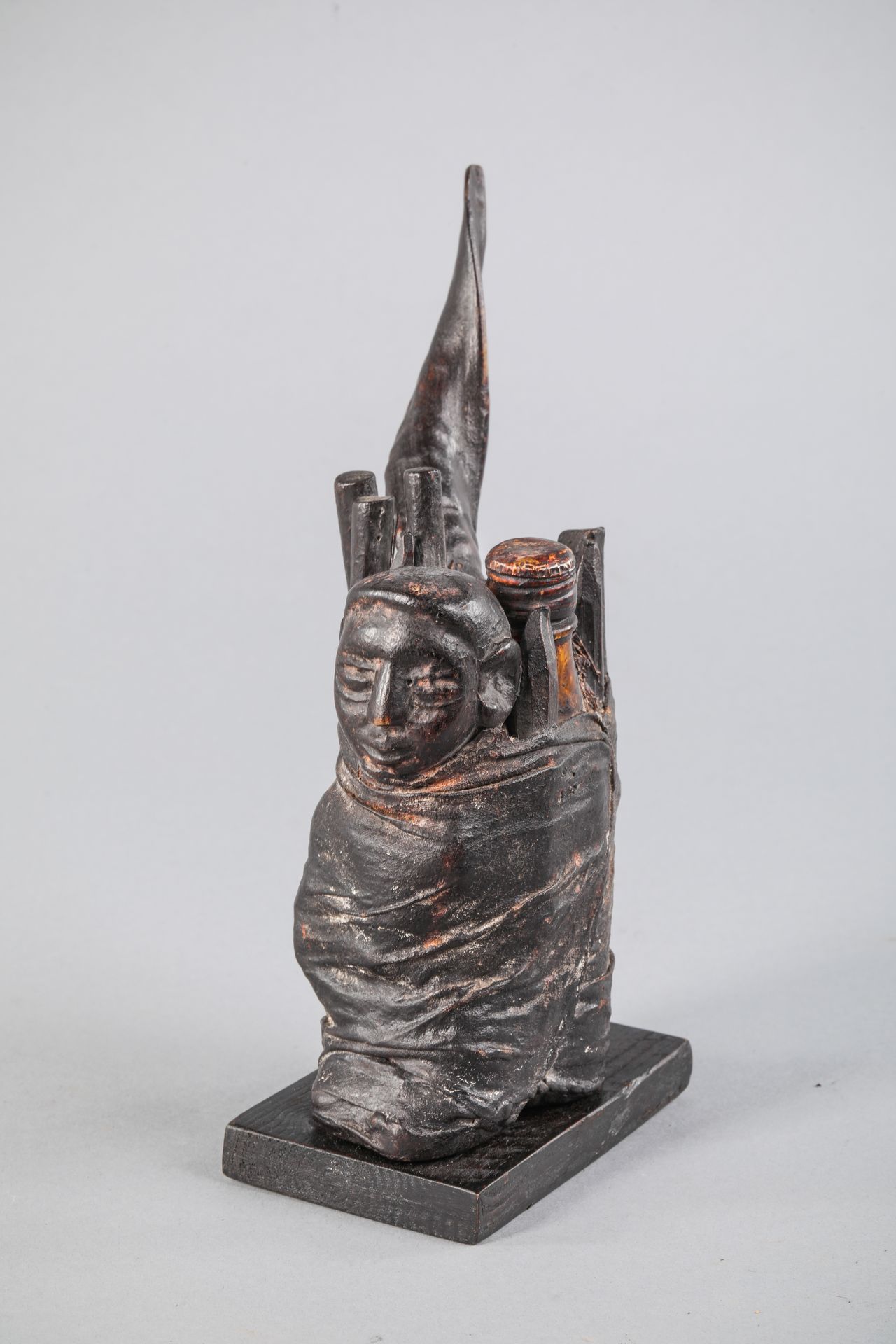 Null 
贝宁的Fon伏都教恋物，显示一个携带羚羊角碎片、瓶子和各种魔法元素的人物。木头、牛角、金属、玻璃、织物、绳索、植物元素、祭祀用的铜锈。高24厘米。