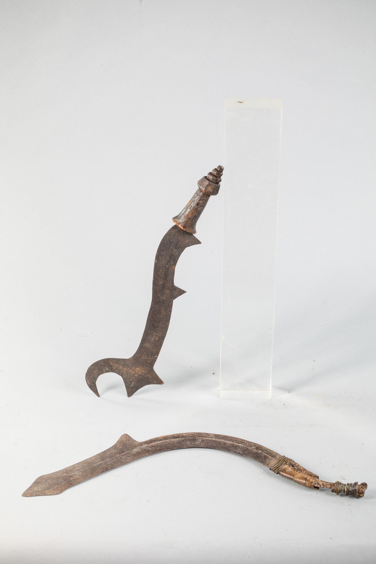 Null 一套2件的武器，刚果，有一个移动的设计。木头、锻铁、锤击铜、皮革、美丽的古老铜锈。长53厘米和61厘米。
