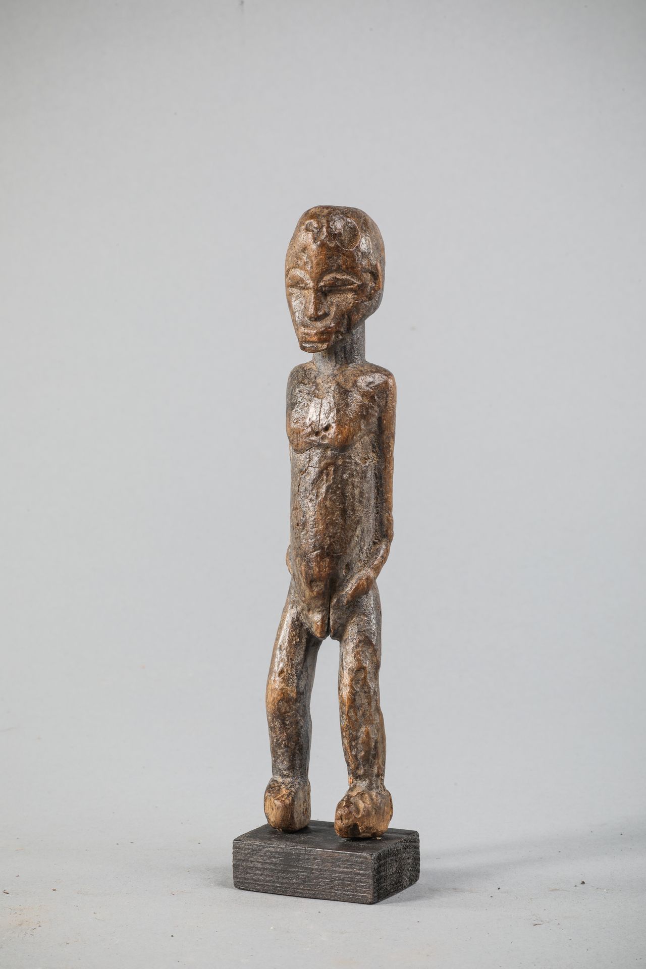 Null 洛比 "batéba "雕像，布基纳法索。坚硬的木头，古老的棕色光泽，略带泥土气息。高20厘米。