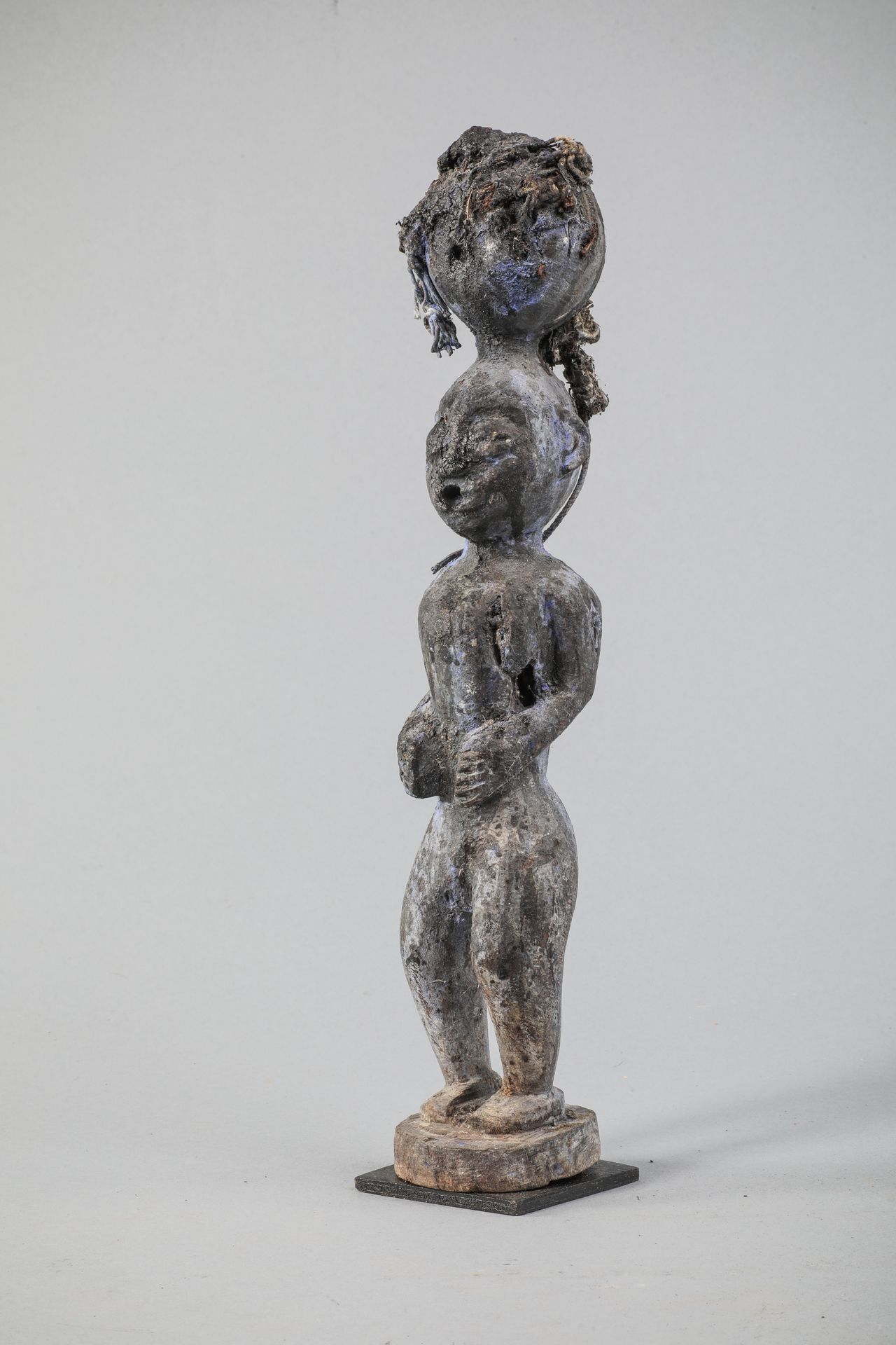 Null Figura fetiche de Fon, Benin, llevando una carga en la cabeza. Madera, cuer&hellip;