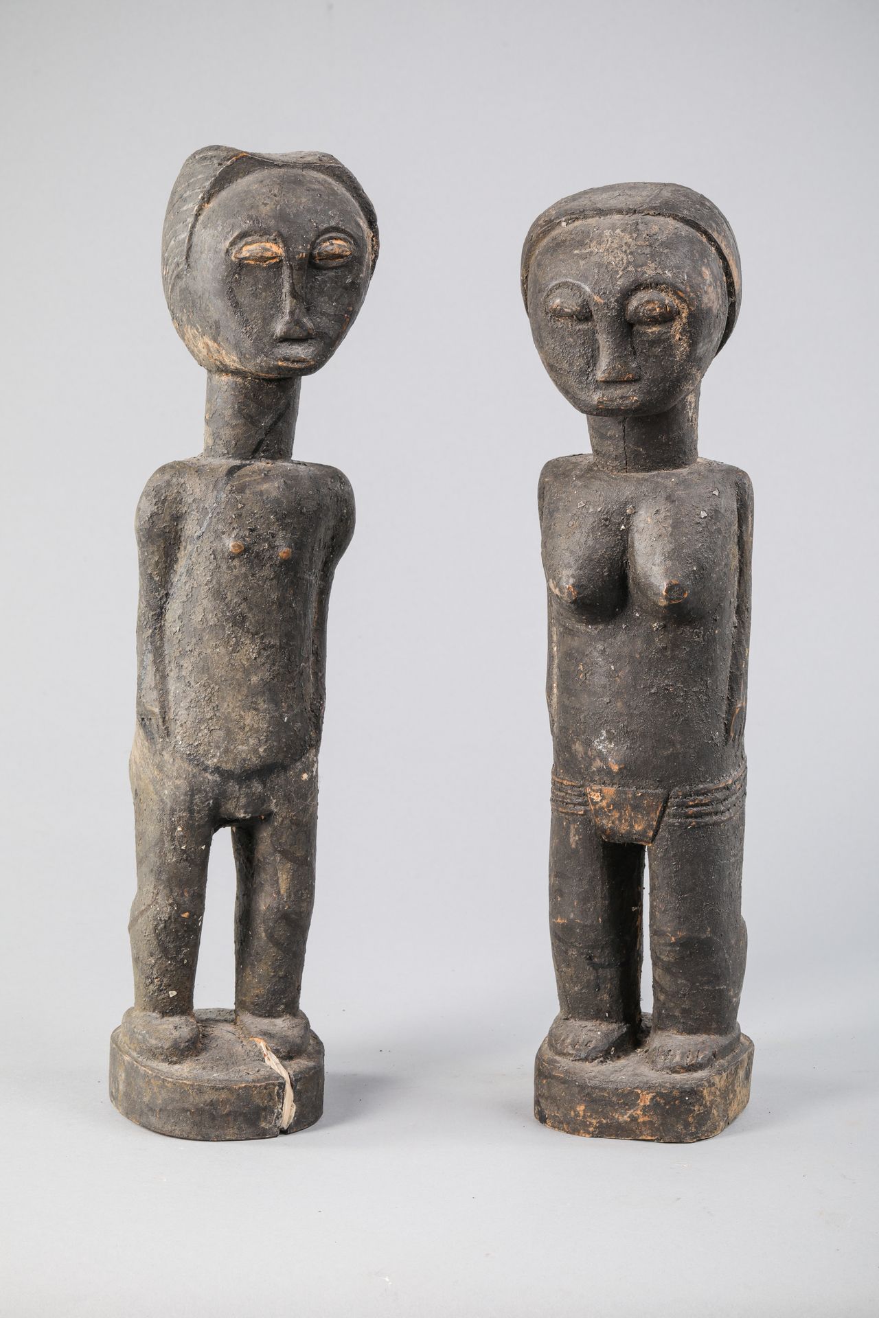 Null Statuenpaar Baoulé, Elfenbeinküste. Holz mit schwarzer Patina und Trankopfe&hellip;