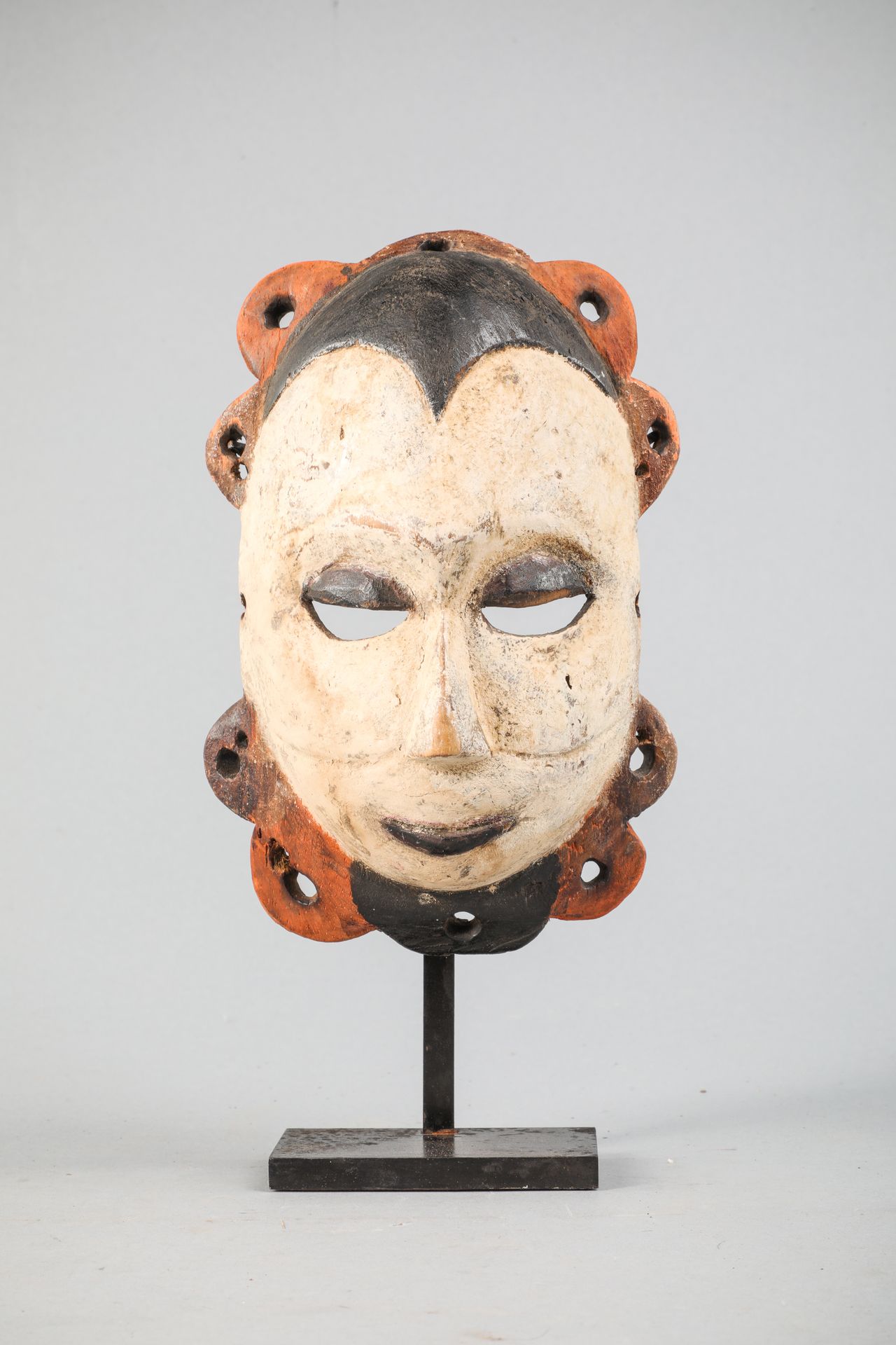 Null Petit masque Igbo, Nigéria, figurant un visage. Bois à polychromie ancienne&hellip;