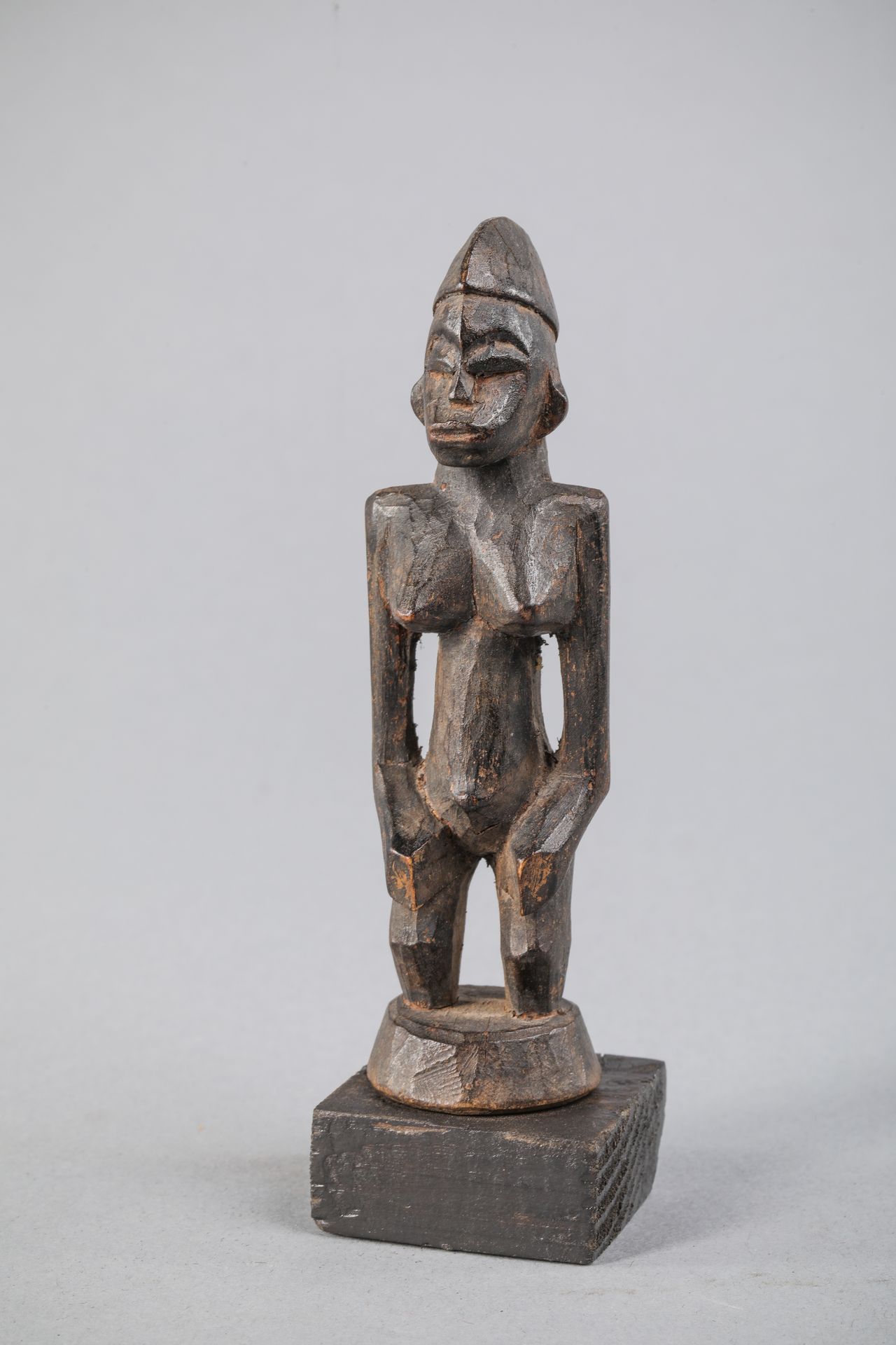 Null 小型塞努弗女性雕像，象牙海岸。坚硬的木头，有黑褐色的铜锈。高12厘米。