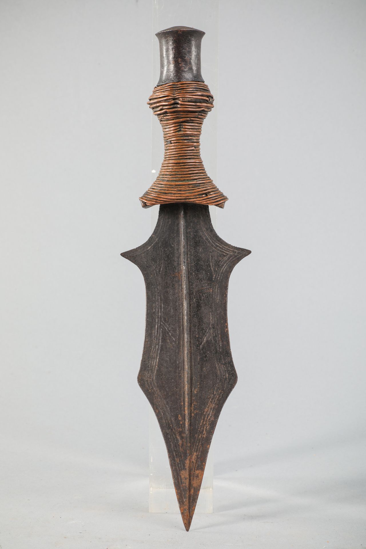 Null Prestige刀，刚果。刀片被加工成凹陷状。木头、锻铁、铁丝和铜板，有古老的光泽。长37厘米。