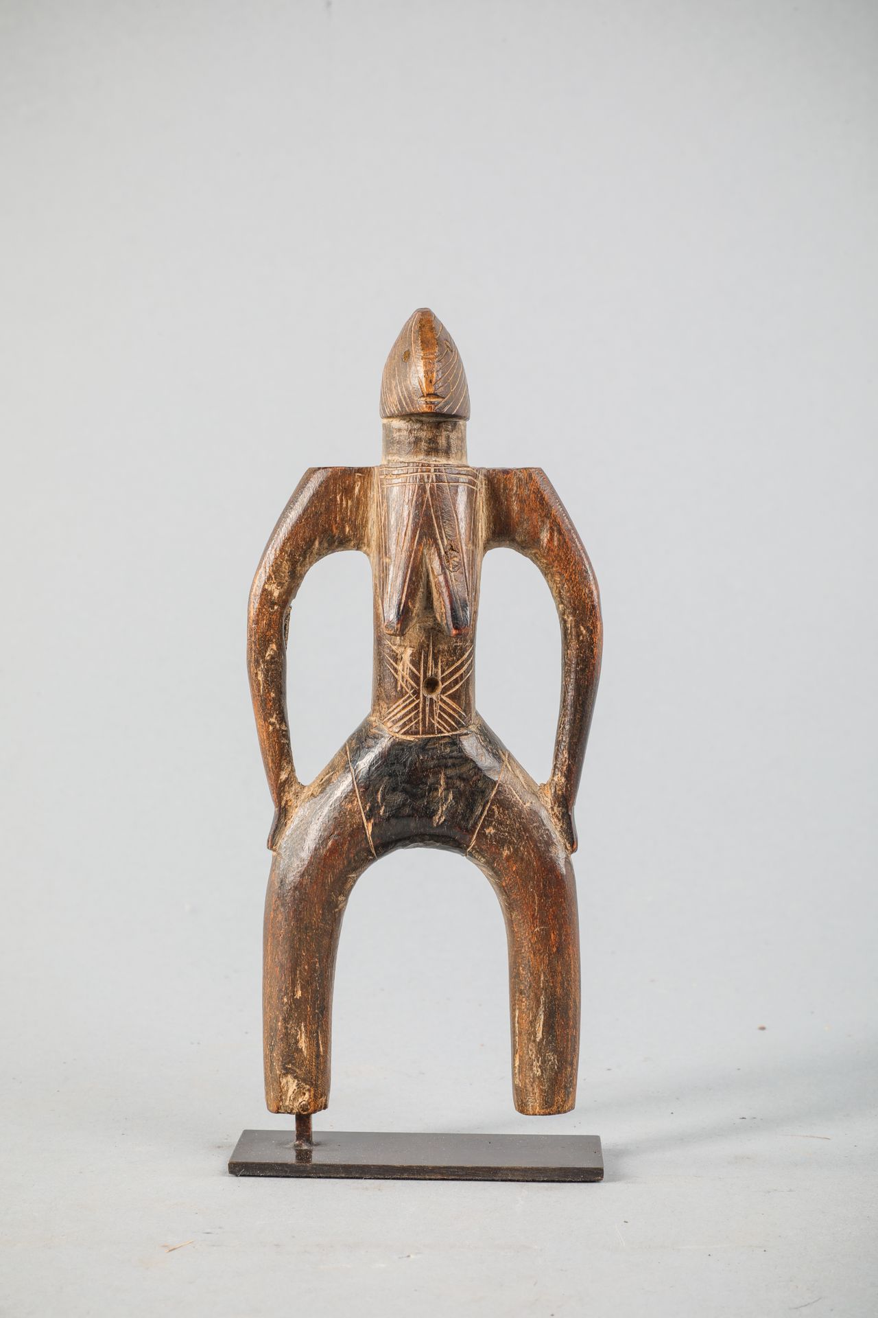 Null 布基纳法索莫西族投石器，造型为人物。硬木，多色的遗迹，深棕色的铜锈。高20厘米。