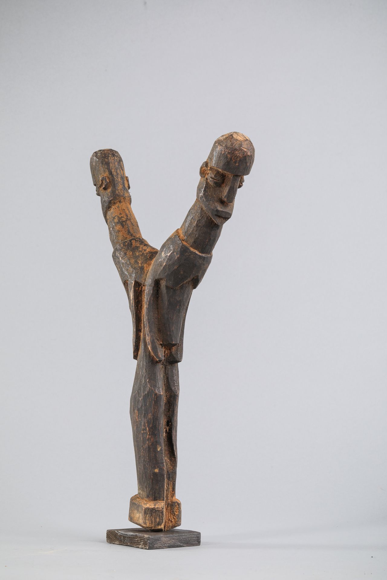 Null Janiforme Figur der Lobi, Burkina Faso. Hartholz mit matt schwarzbrauner Pa&hellip;