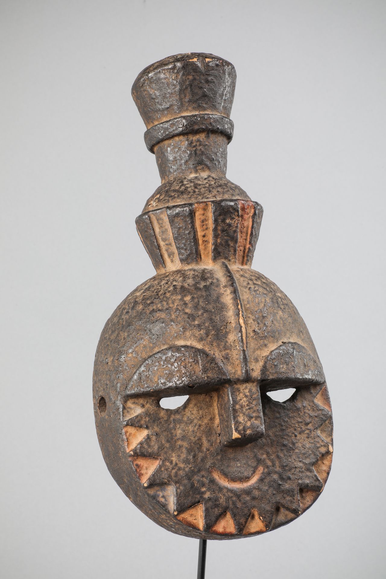 Null 埃克特面具，尼日利亚。面部有几何处理，上面有一个风格化的图案。木材，基于天然颜料的多色性。高38厘米。