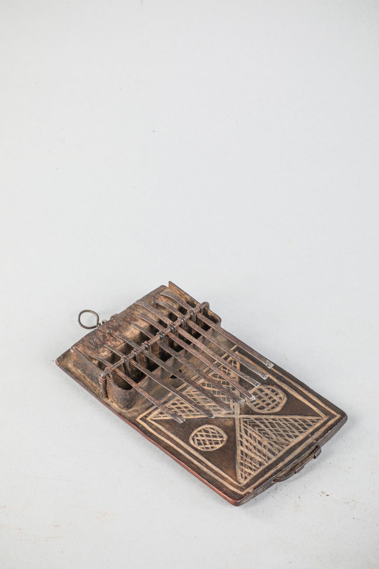 Null 小型Tchokwé "sanza "拉梅拉音机，刚果。雕刻的装饰。木头，金属，深棕色的古铜色，非常好用。高17厘米。