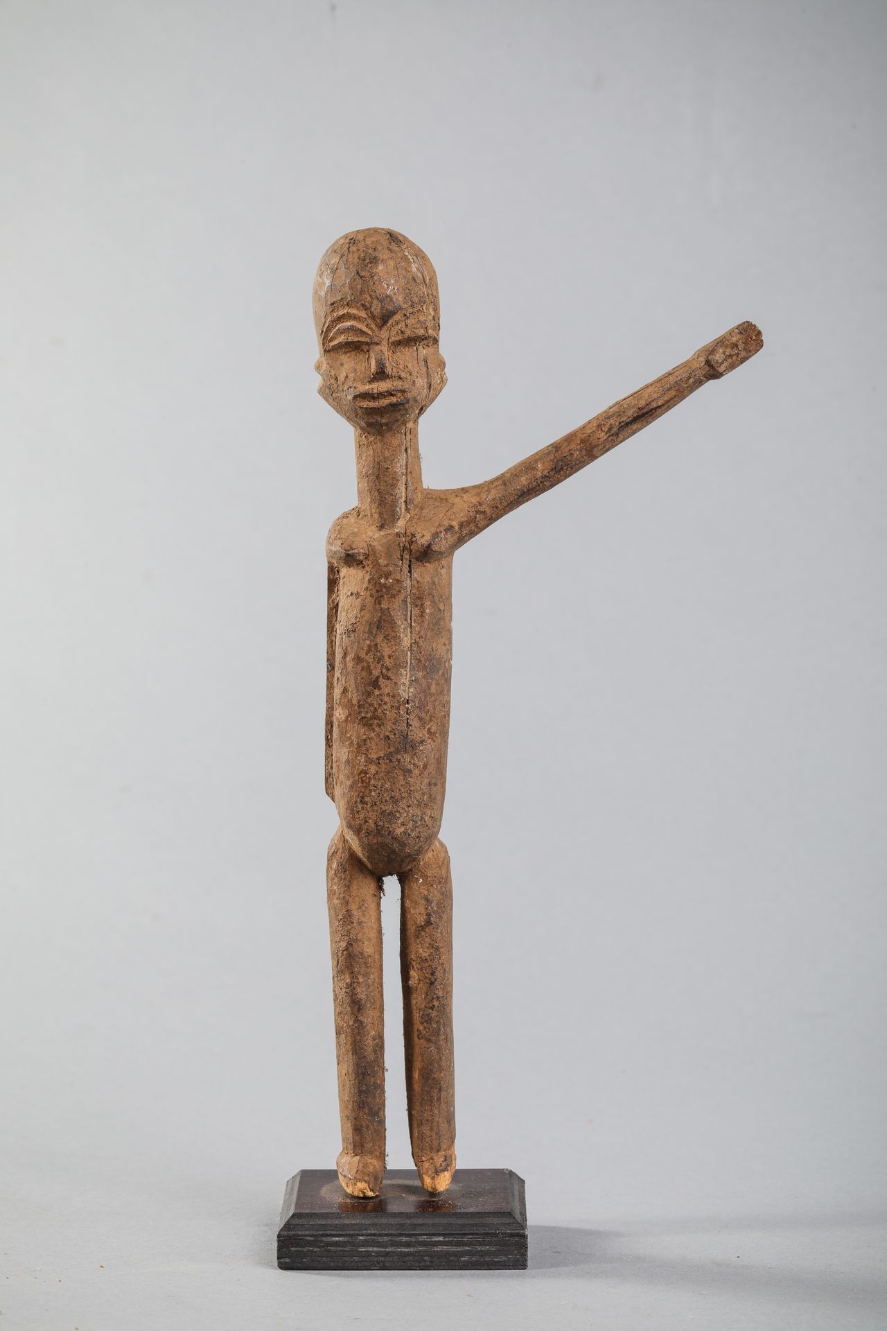 Null 洛比女性雕像，布基纳法索，称为 "Batéba"，一只手伸向一边。坚硬的木头，有浅棕色的铜锈。高25厘米。