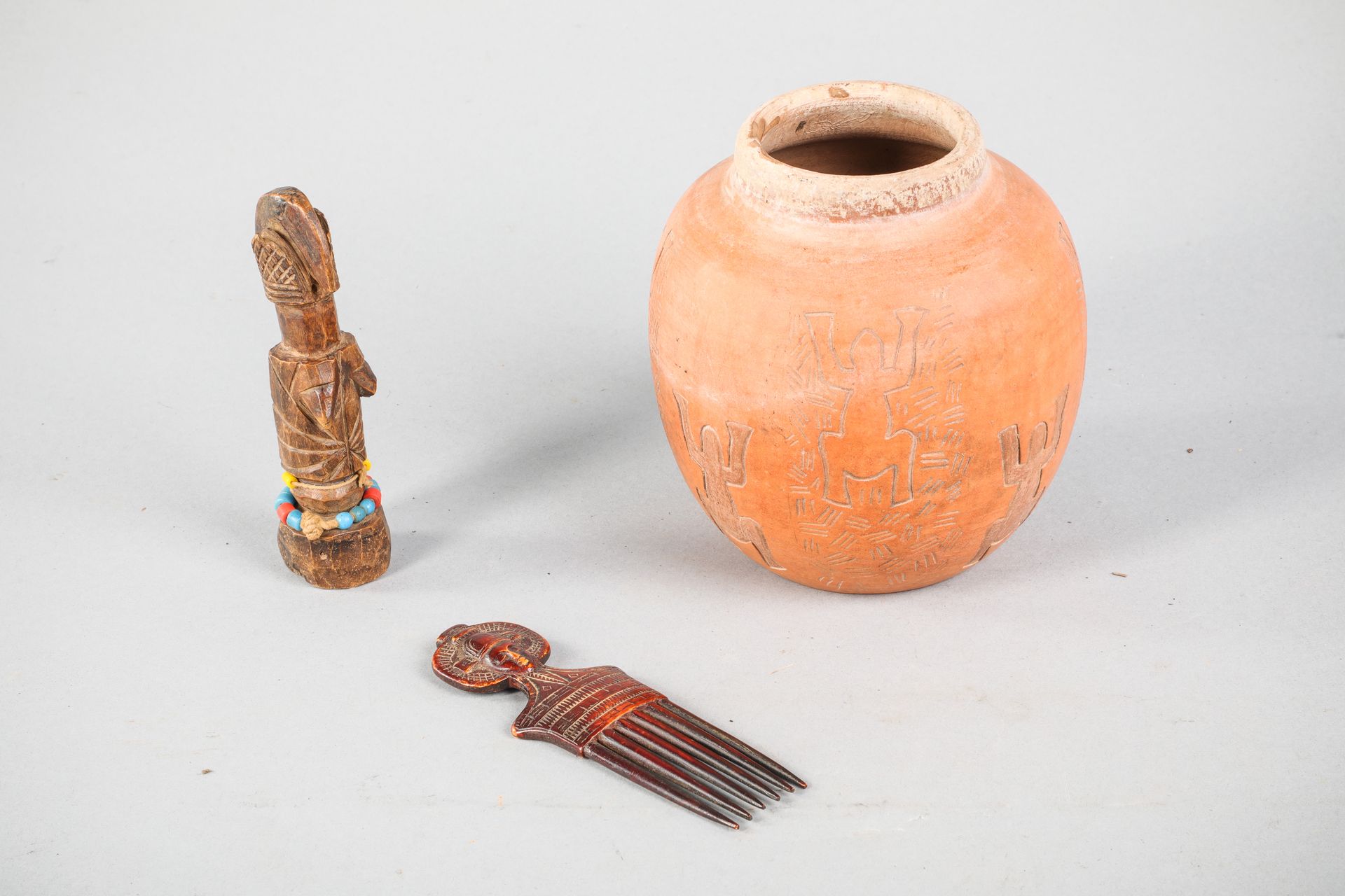 Null Lot von 3 Objekten. Kleine Mossi-Puppe, Burkina Faso. Holz mit hellbrauner &hellip;
