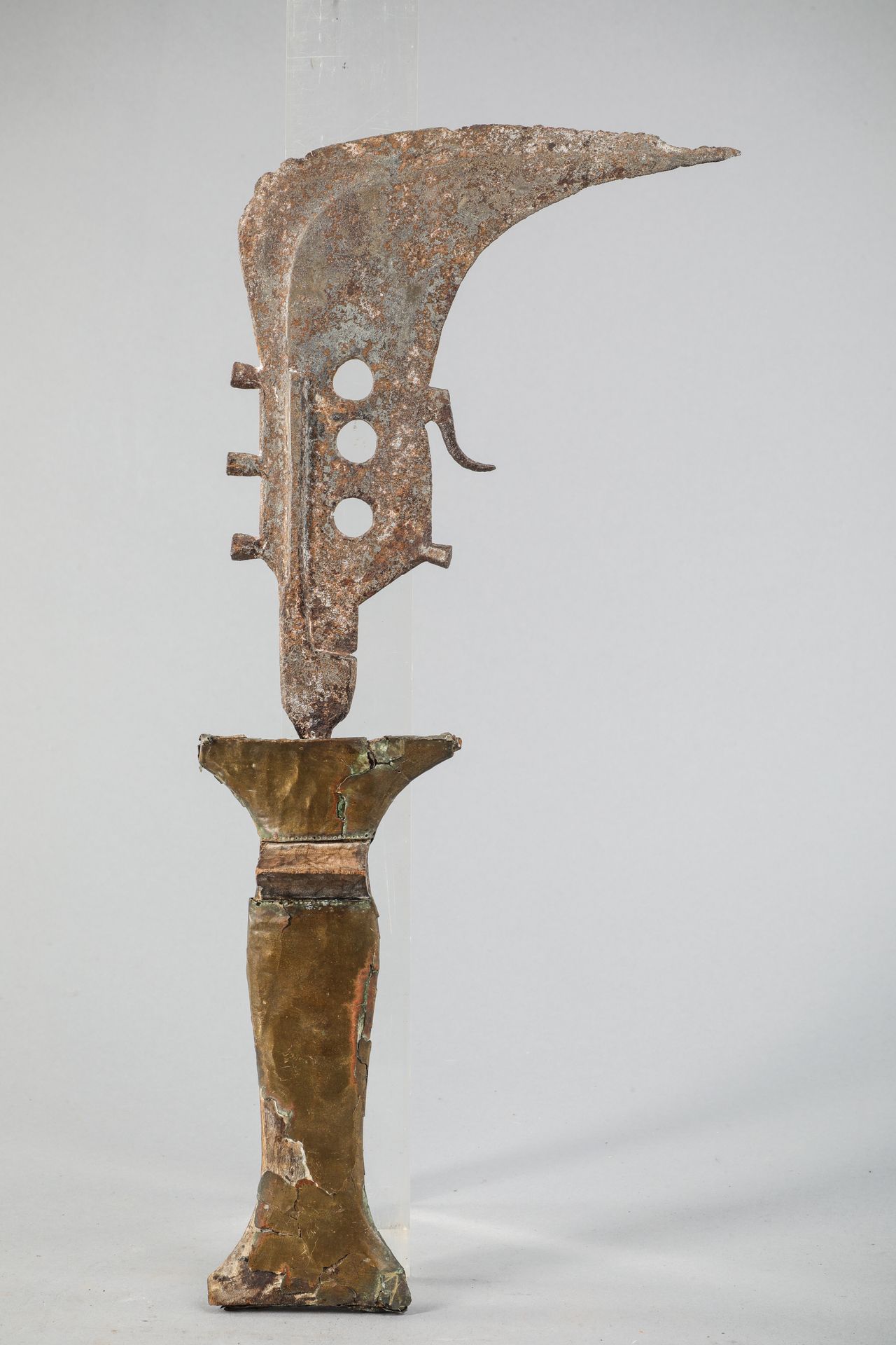 Null Altes Wurfmesser Mangbétou, Kongo. Schmiedeeisen, Holz, Kupfer. L 41 cm.