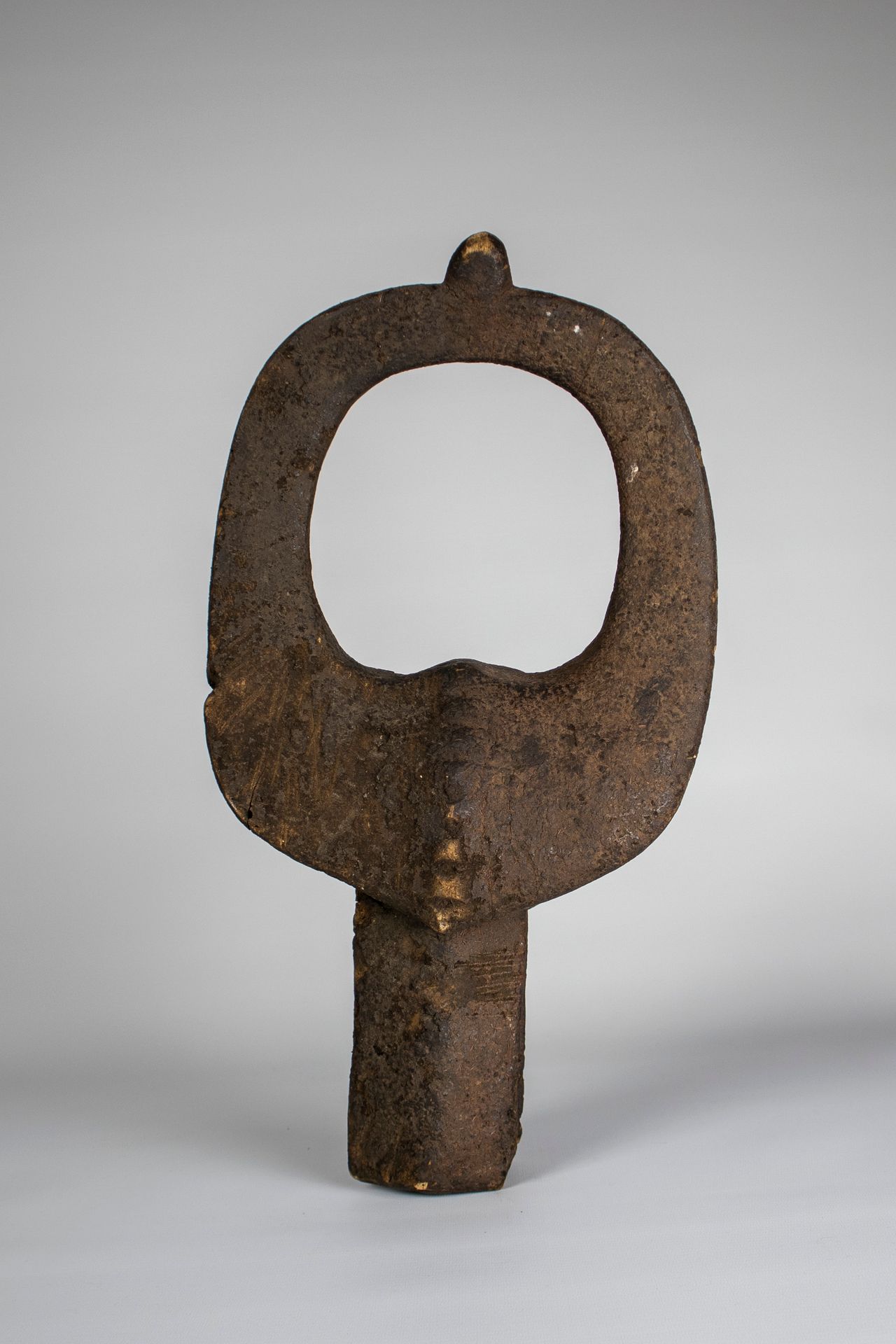 Null Mama-Maske (Kantana), Nigeria. 


Holz, krustige Patina.


H.47cm