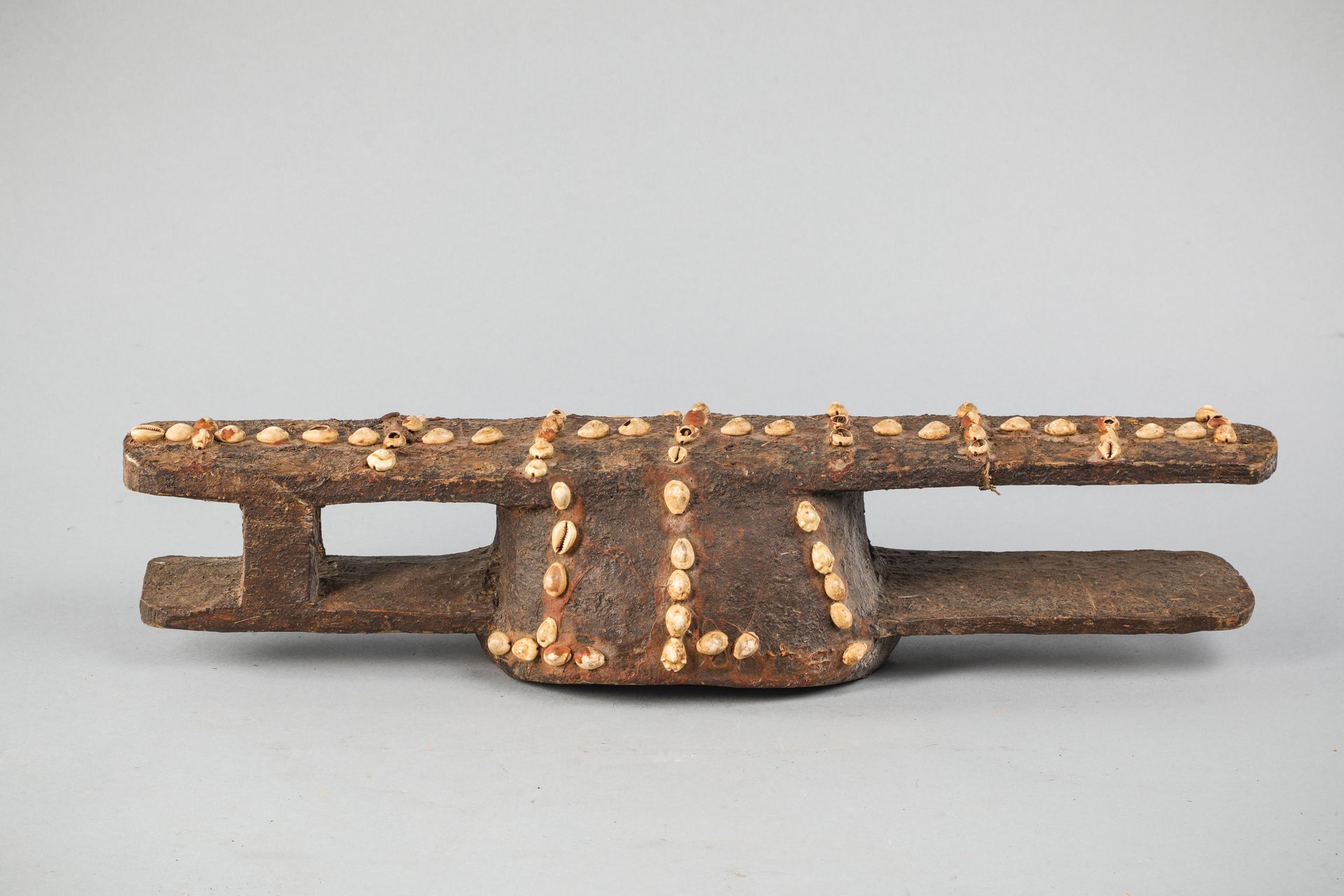 Null 马里 "科莫 "社会的班巴拉徽章。木头，用天然树脂固定的海牛壳装饰，有祭祀的古色古香。长65.5厘米。