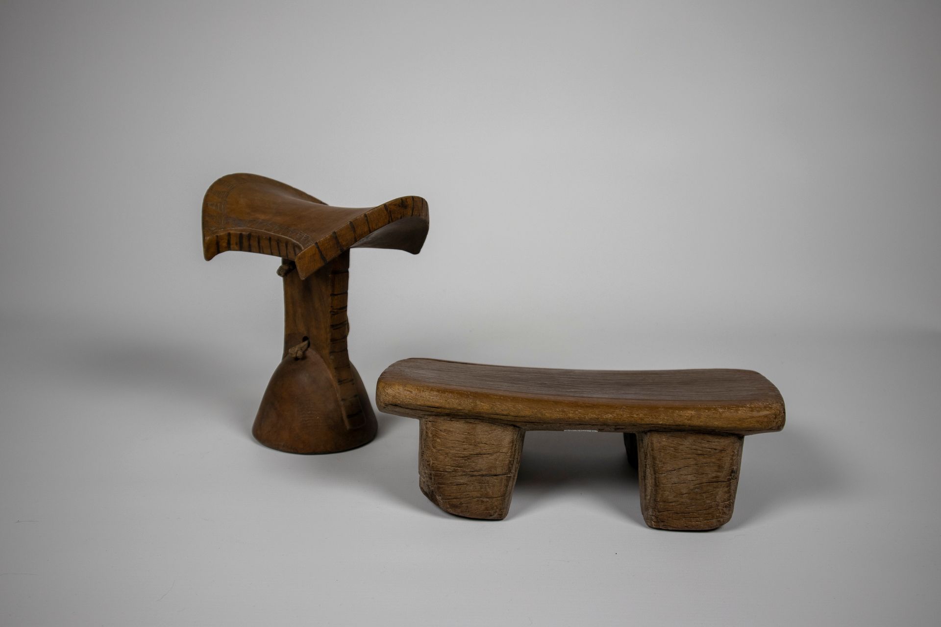 Null 一套两个凳子，埃塞俄比亚的卡拉（也用作颈托）和科特迪瓦的塞努福。木材20x18厘米和8.5x27厘米