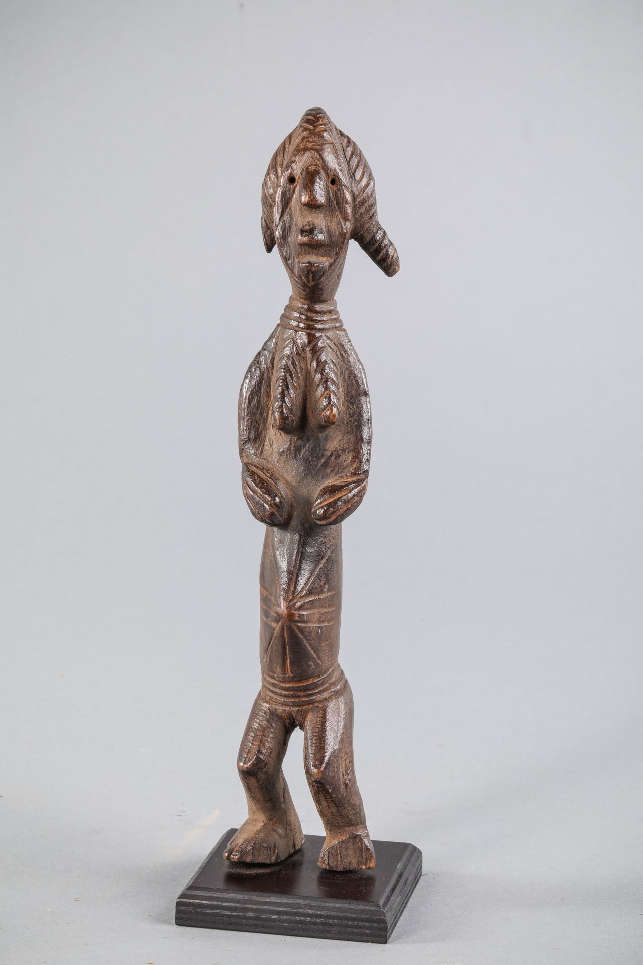 Null Statuette Féminine Mossi, Burkina Faso. Bois dur à patine brune. H 28,5cm.