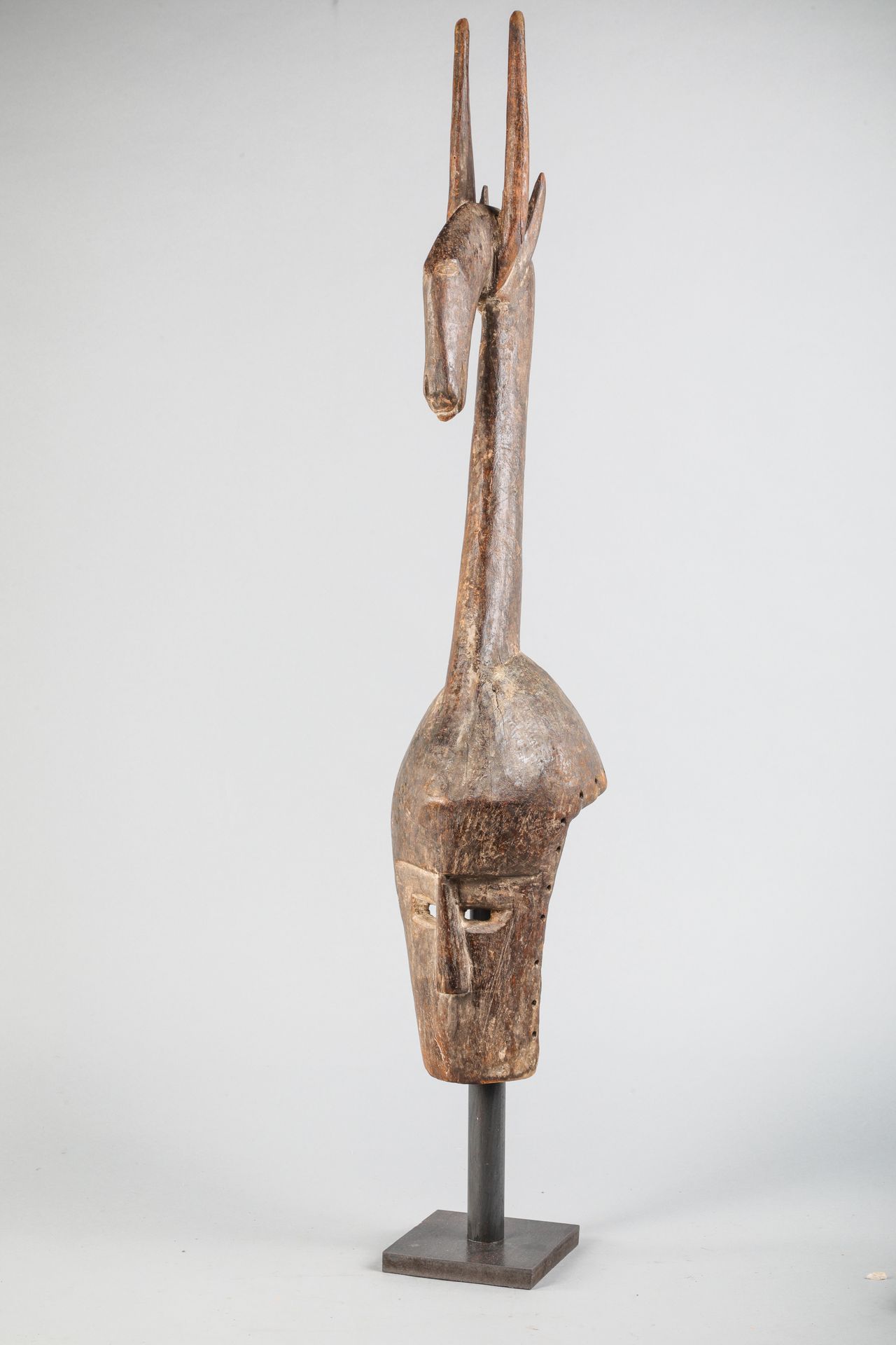 Null 布基纳法索的博博纹章面具，面部有一个羚羊头顶。木头，棕色铜锈，高岭土的遗迹。高97厘米。