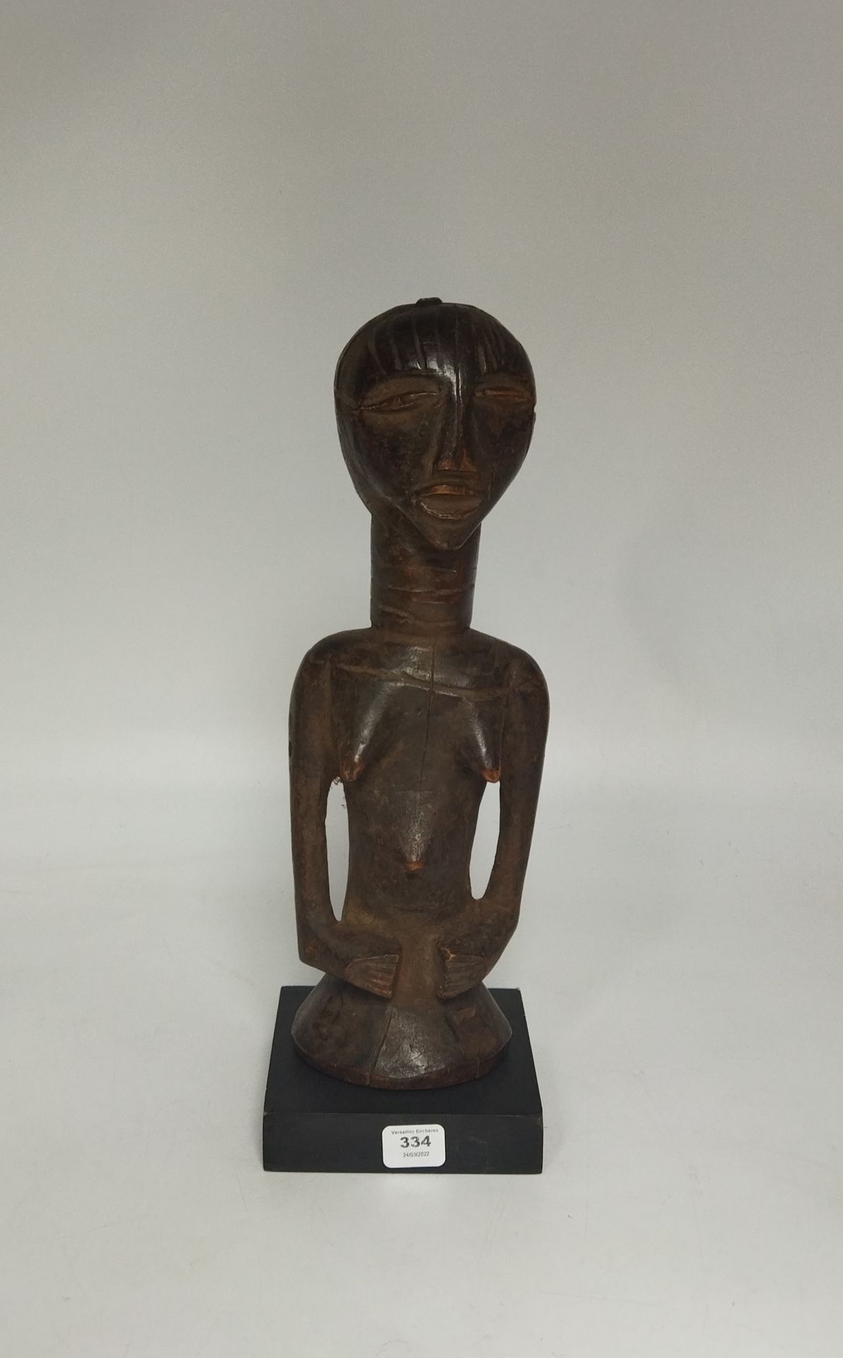 Null 
女性卢巴半身像，刚果，描绘的是双手放在腹部。一块木头被卡在头骨的顶部。硬木，有黑褐色的铜锈。高28厘米。