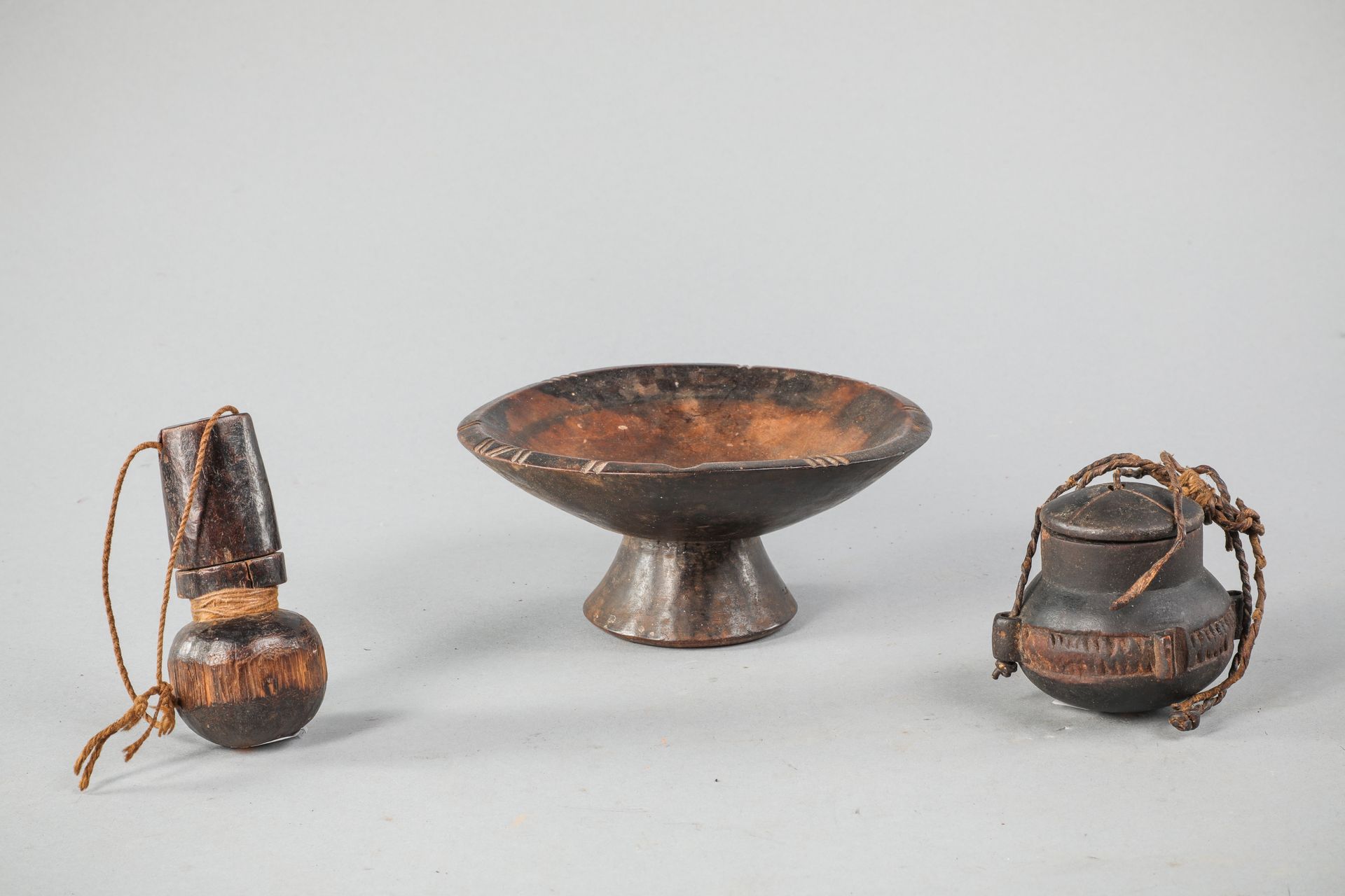 Null 一套3件物品，象牙海岸：一个小丹杯，一个软膏罐，一个粉壶。木头，棕色铜锈，绳索的遗迹。深19厘米，高8厘米和11.5厘米。
