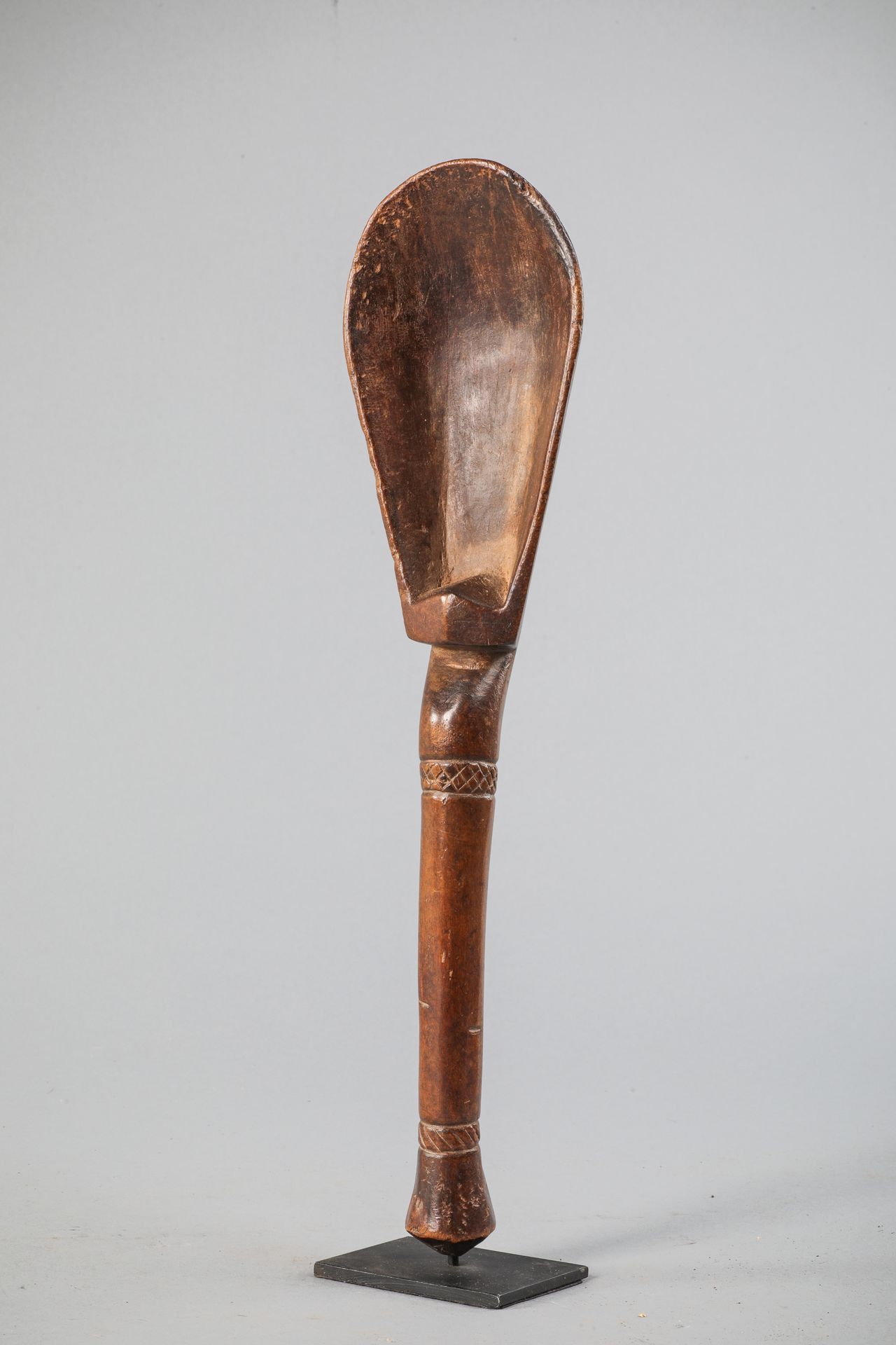 Null 丹勺，象牙海岸。木质，因长期使用而出现浅棕色的铜锈。长49厘米。