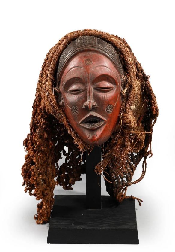 Null CHOKWE - 美丽的Mwana pwo面具的复制品，有完整的头饰，代表女性的理想。


木头，酒椰树，高20厘米