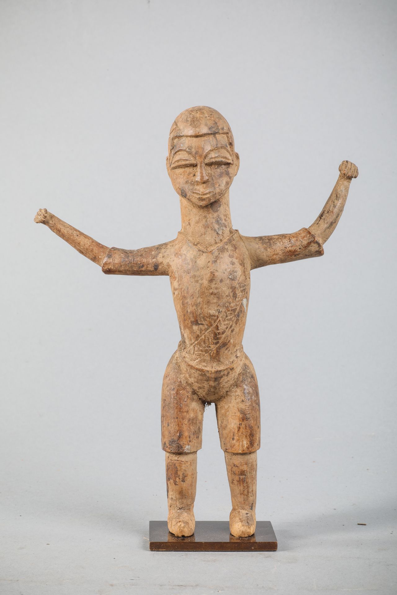 Null 

洛比 "结肠 "雕像，布基纳法索，精雕细琢的男性形象，身穿欧洲服装，双臂张开。坚硬的木头，浅棕色的铜锈。高24,4厘米。