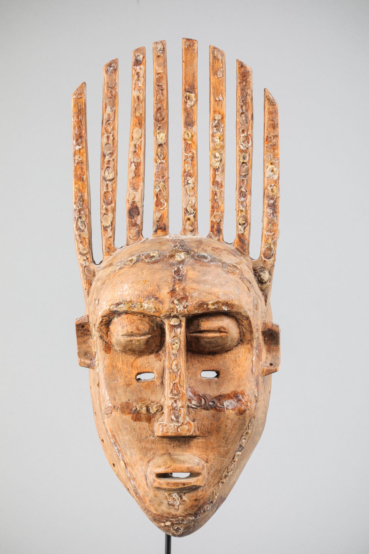 Null 班巴拉面具，马里。脸部被一排角覆盖。带有棕色铜锈的木材。高46厘米。