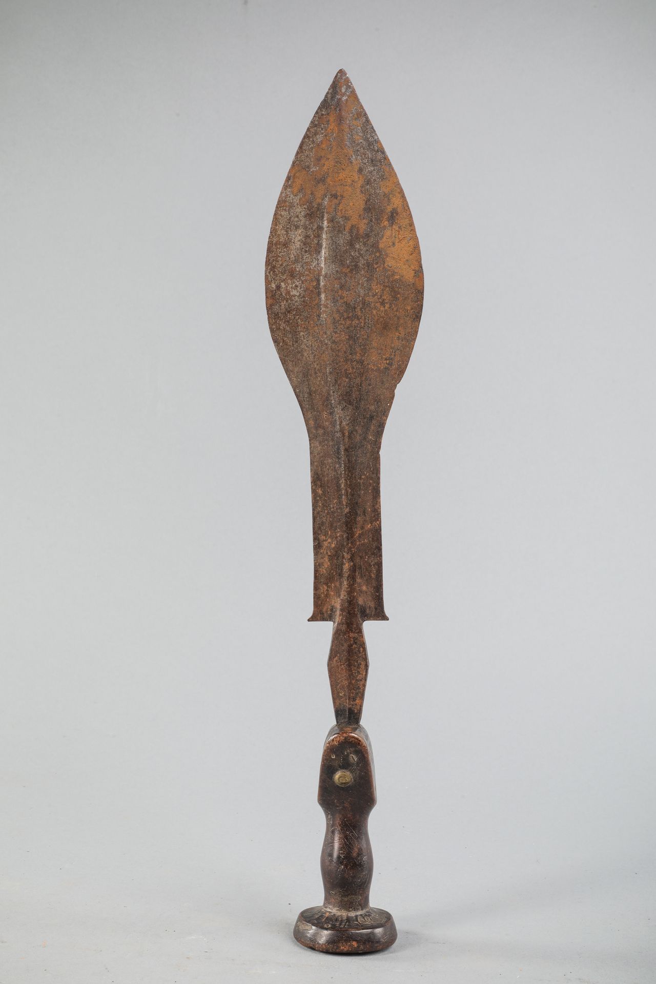 Null 刚果剑。刀片的形状是一片叶子。风格化的手柄。木头，锻铁，装饰钉，古老的光泽。长52厘米。
