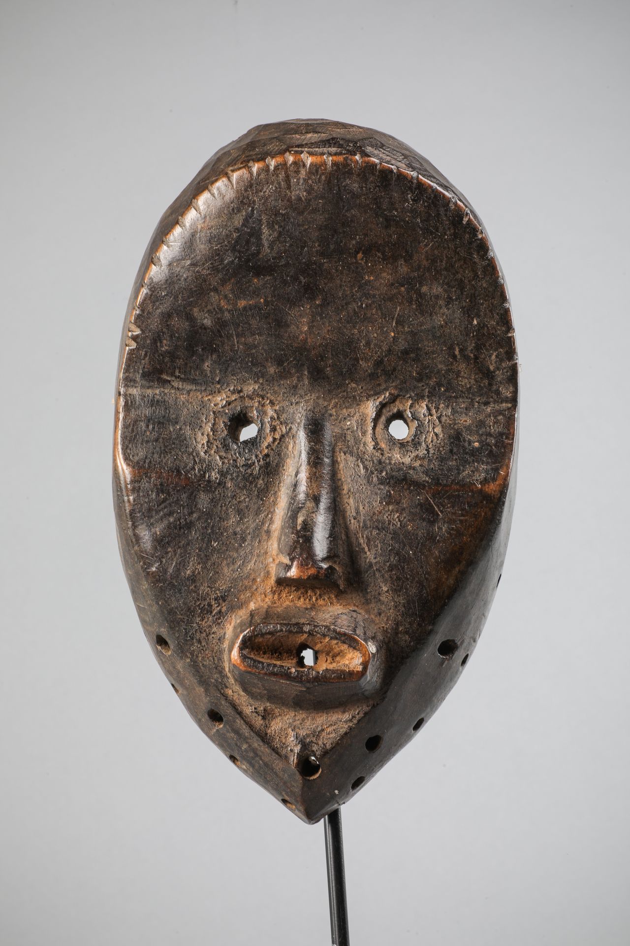 Null 象牙海岸的古丹人面具。硬木，有棕色铜锈。高23.5厘米。