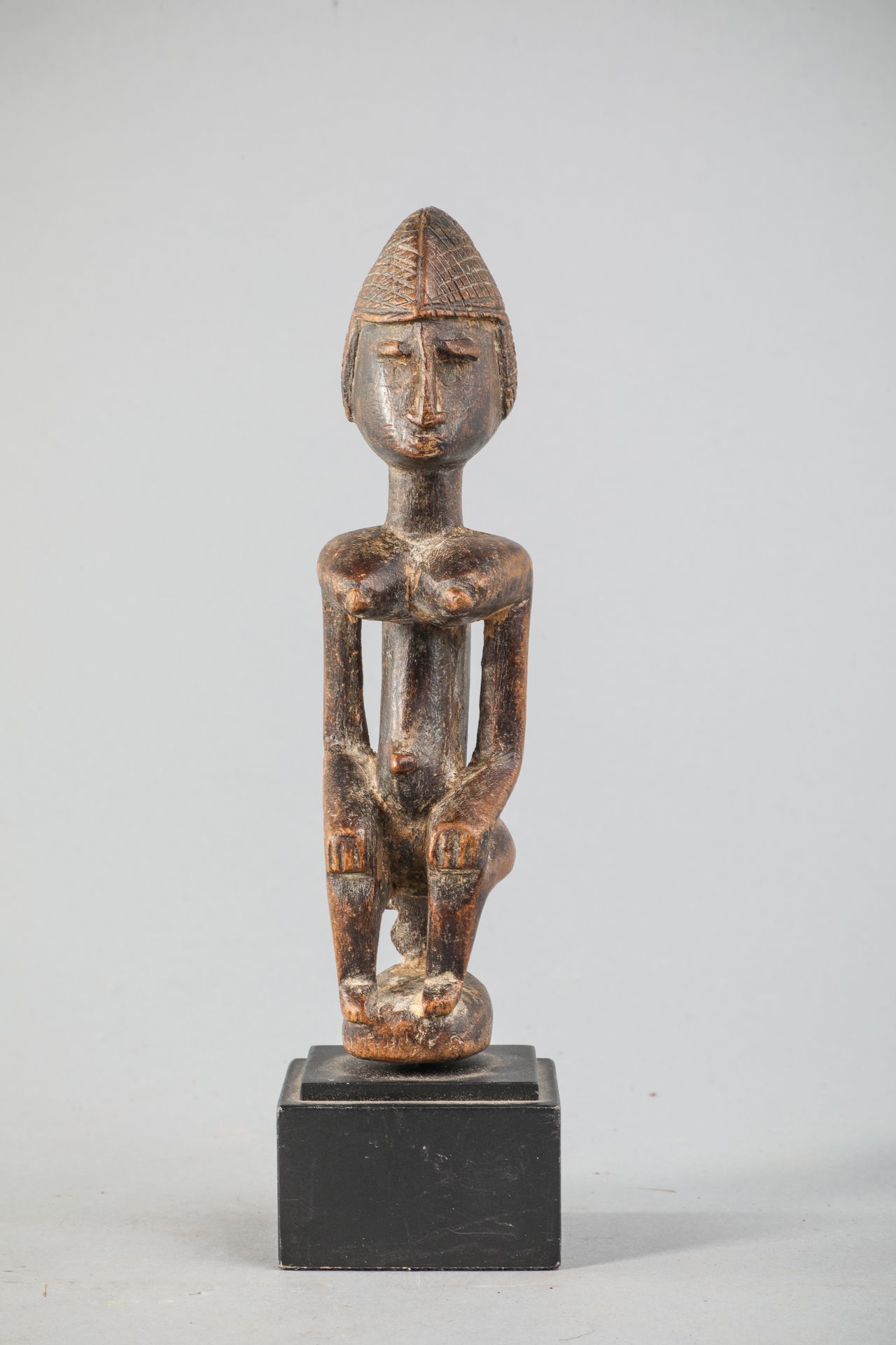 Null Figure féminine Dogon, Mali, figurée assis. Bois, patine brune. H 20cm.