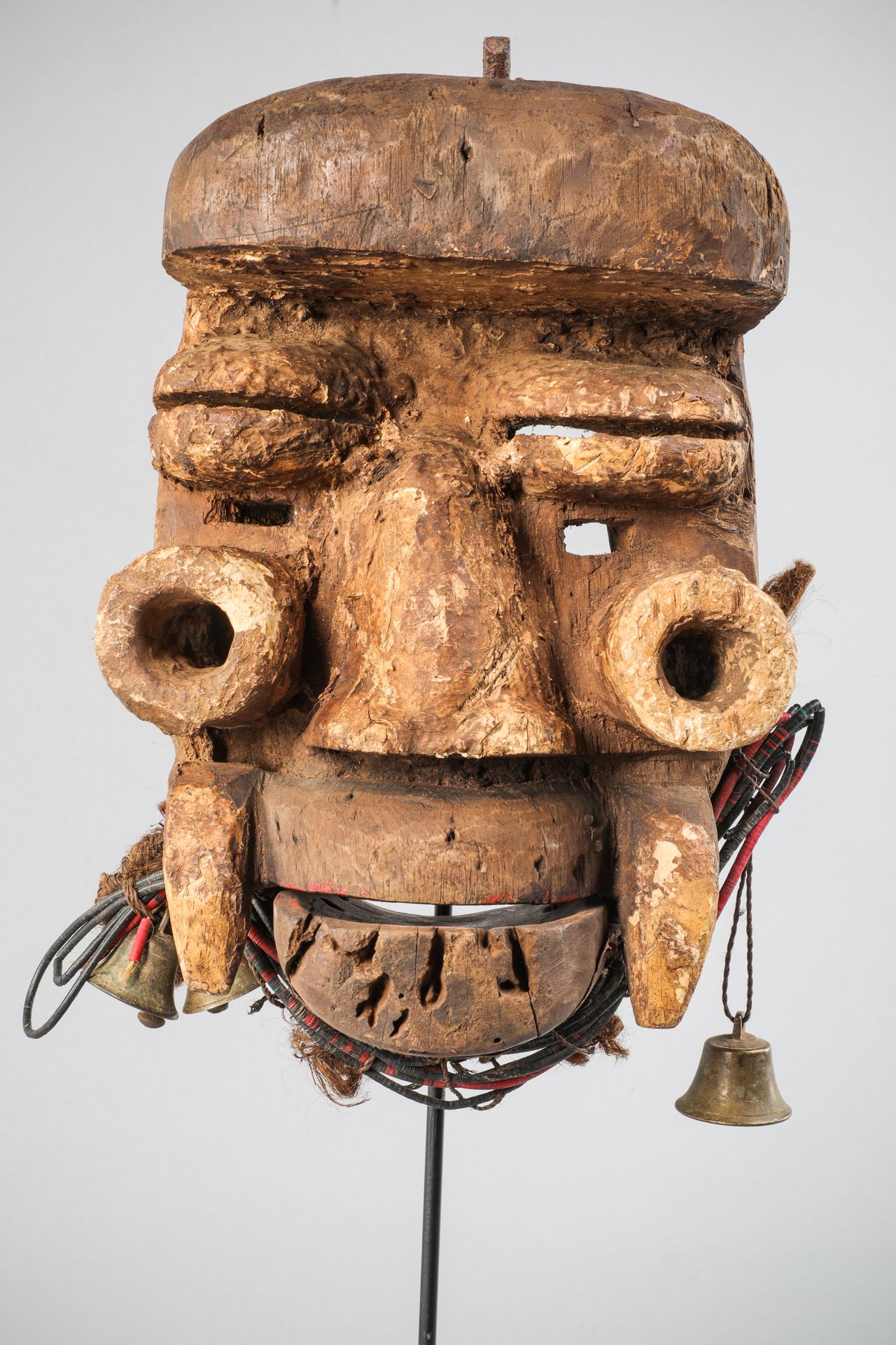 Null Ancient Guéré mask, Ivory Coast, with articulated jaw. Half-hard wood, trac&hellip;