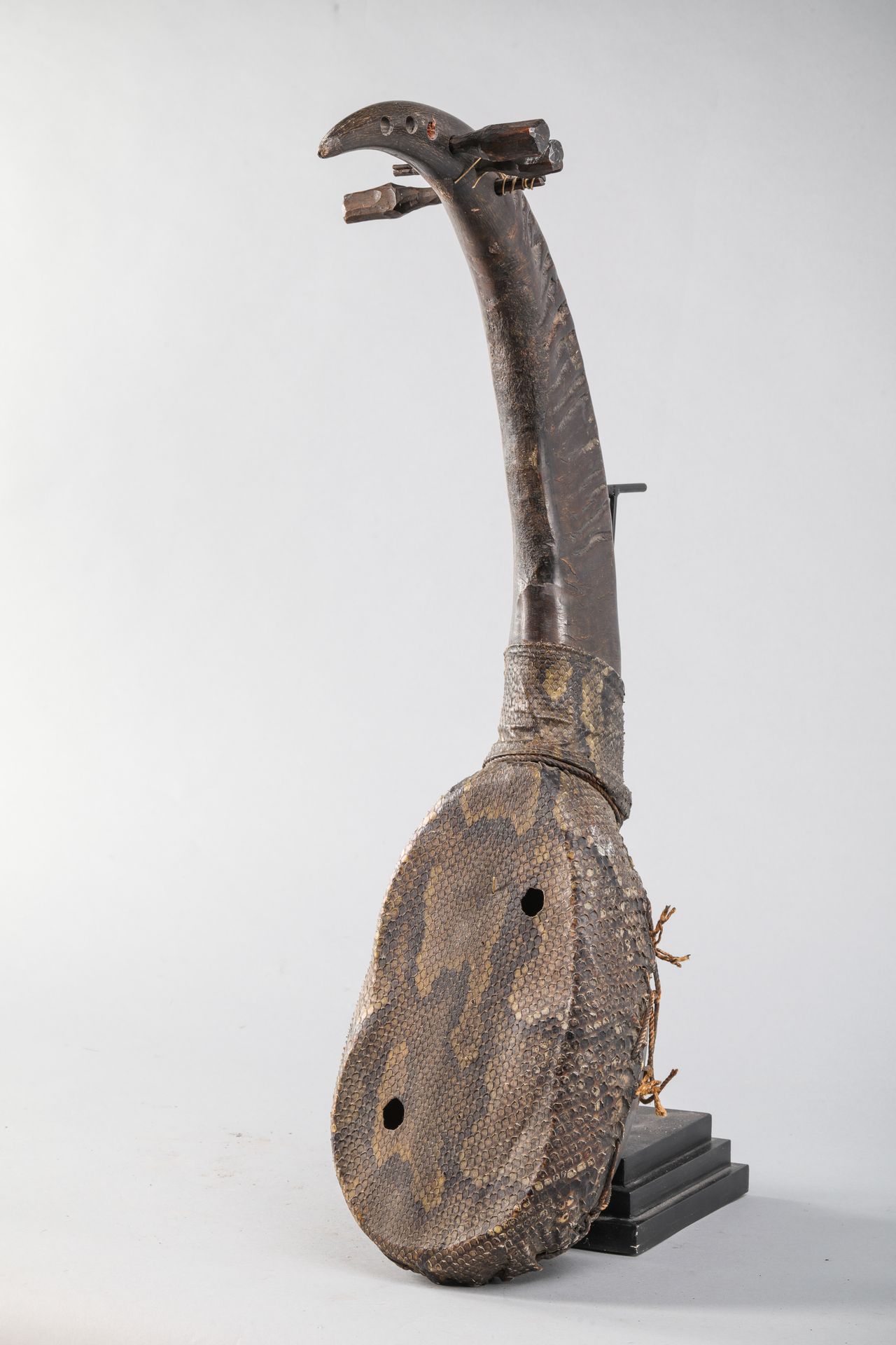 Null 拱形竖琴（刚果），总体形状让人联想到一艘船。木头，角，爬行动物的皮肤，使用时留下的痕迹。长73厘米。出处：画家和插图画家Jacques Carelma&hellip;