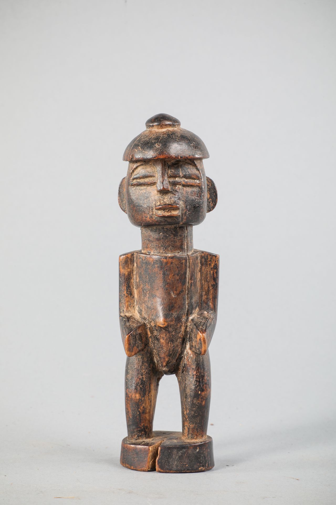 Null 小型塞努弗雕像，象牙海岸。坚硬的木头，有黑褐色的铜锈。高19厘米。