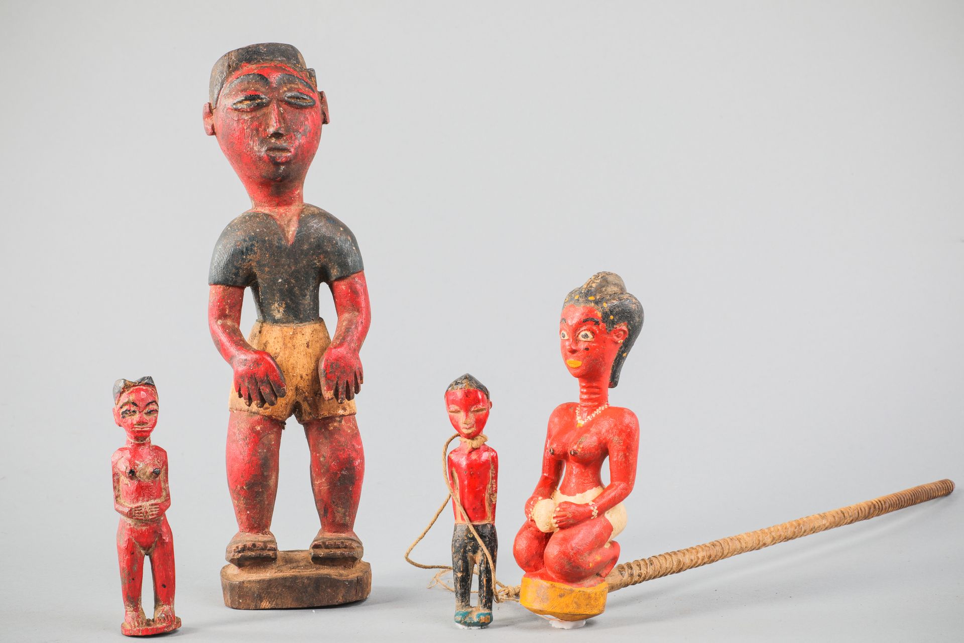 Null 一套3件雕像和1件名为 "awako "的摩擦乐器，装饰有一个跪着的人物，Baule，象牙海岸。木头，基于欧洲绘画的生动的多色画。高11厘米，11厘米&hellip;