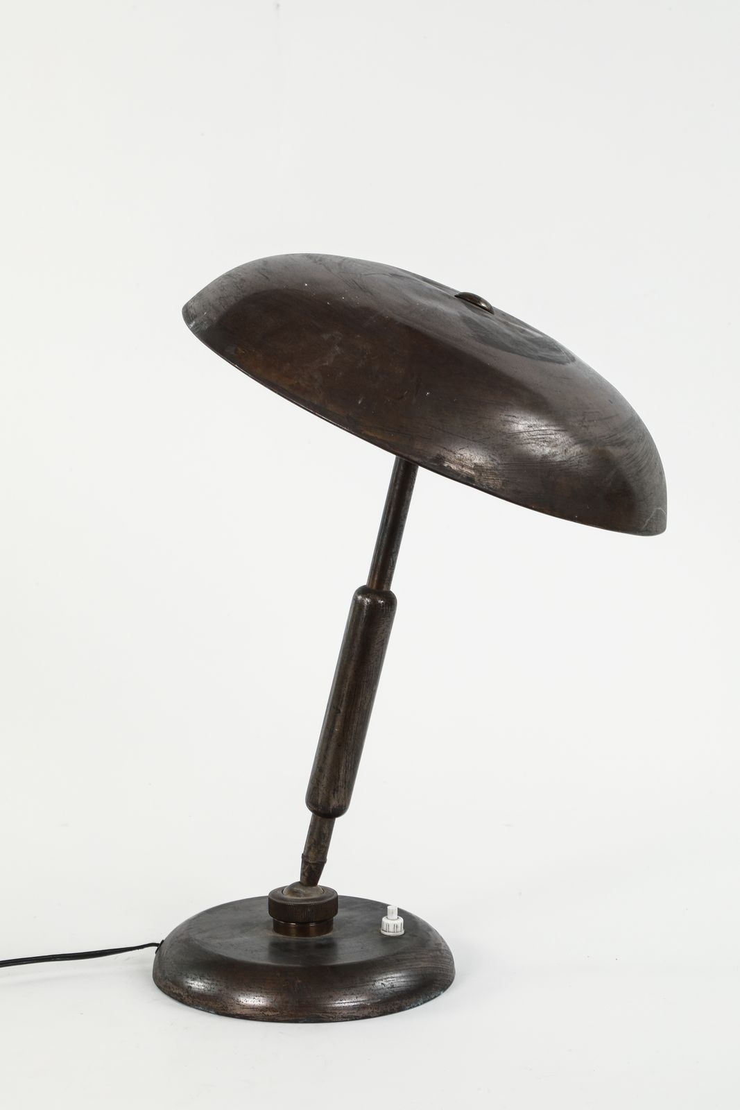 Null Piccola lampada da tavolo in metallo con base e cupola regolabili.



Opera&hellip;