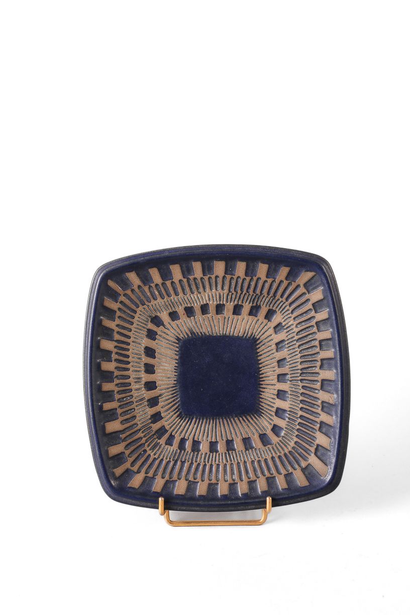 Null UPSALA EKEBY SWEDEN_x000D_

长方形蓝色釉面陶瓷盘，有同心圆的几何装饰_x000D_

20 x 20 x 2 厘米