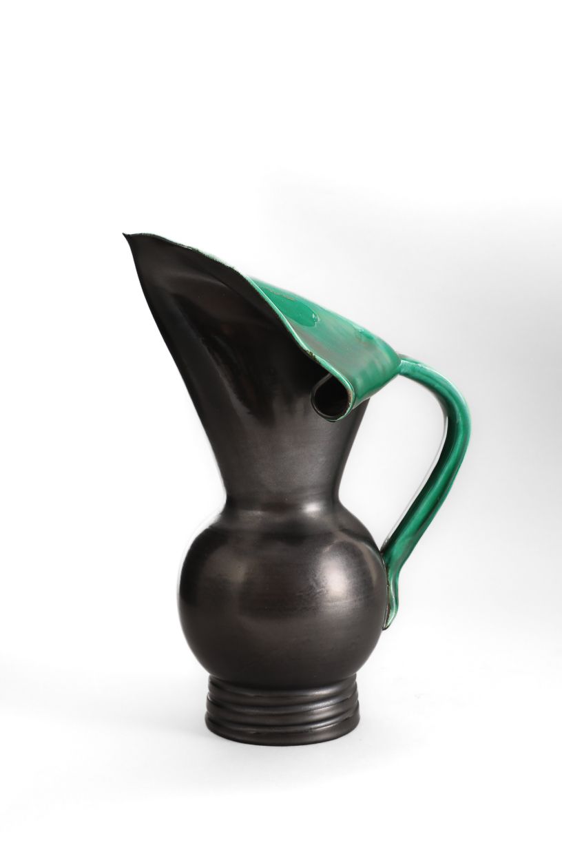 Null 
Elchinger




Brocca in terracotta smaltata di nero all'esterno e di verde&hellip;