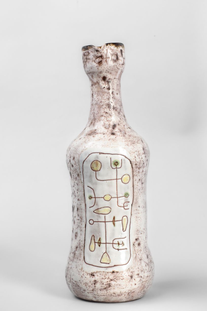 Null 
Jean RIVIER (20世纪)




带有几何装饰的陶瓷酒壶，灵感来自于塔西菲的顶盖艺术，已签署。




高：26厘米，长：9厘米